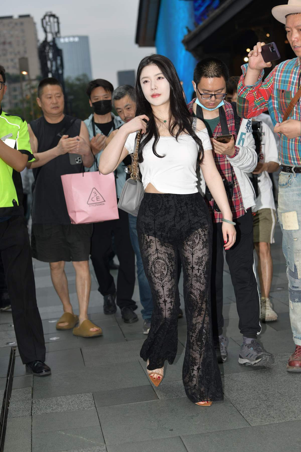 精选街拍作品 NO.4642 黑色蕾丝透视裤