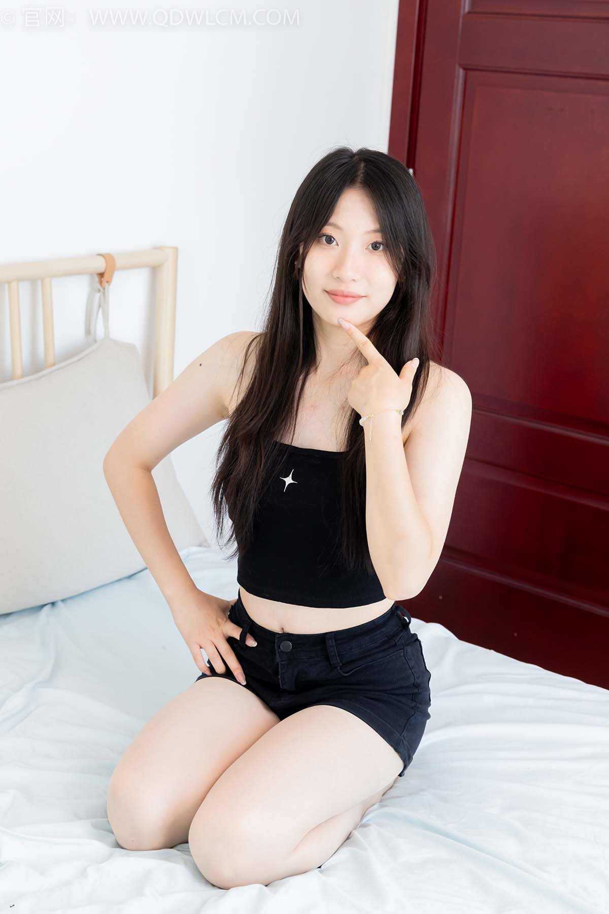 物恋传媒 NO.2433 奶糖-帆布鞋、白棉袜、肉丝