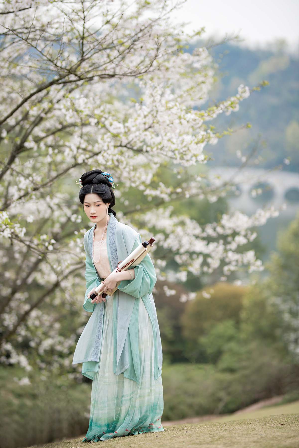 [YITUYU艺图语]2025.06.16 落樱拂素衣 川川 预览图 - 2