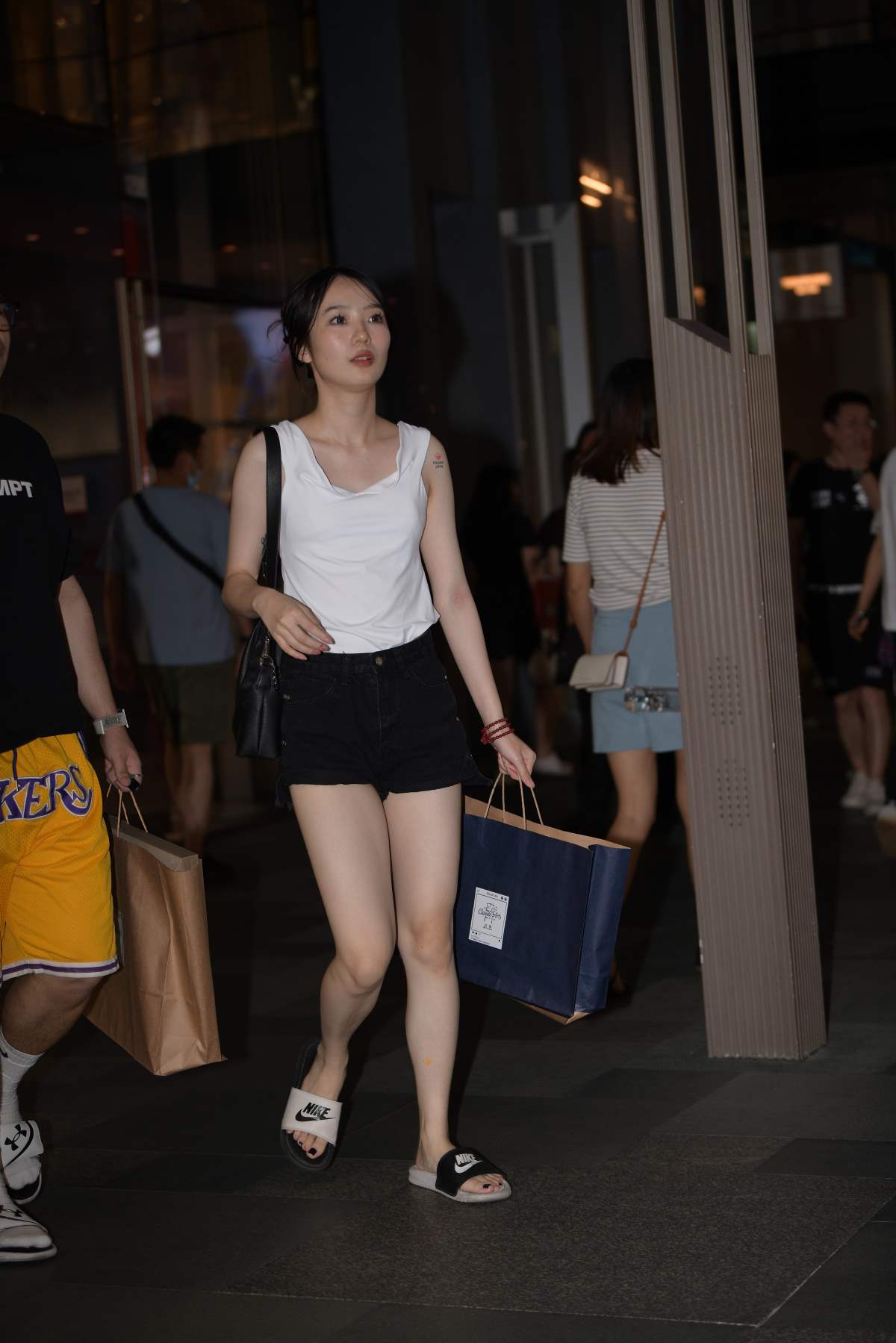 精选街拍作品 NO.4649 简约黑白搭配