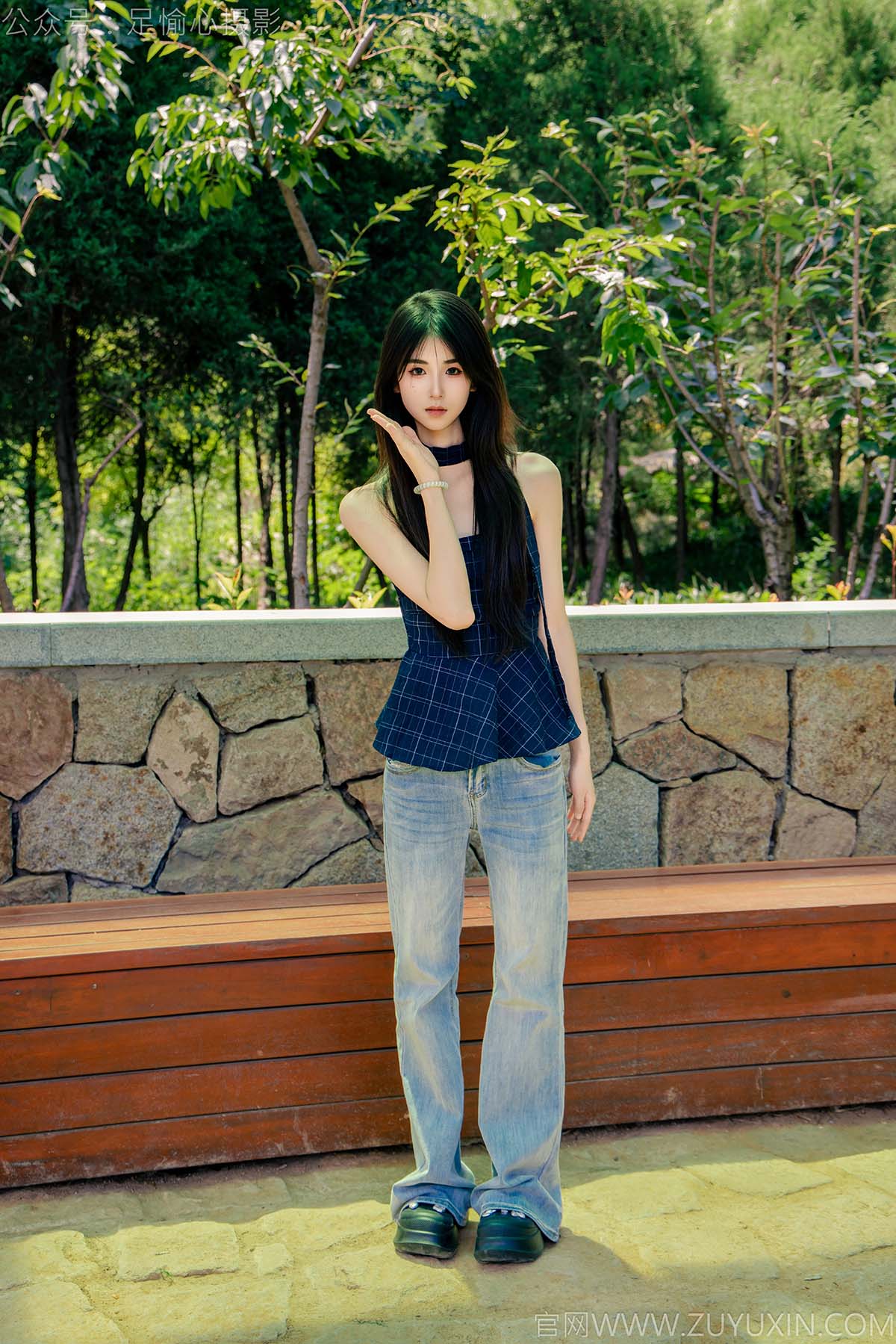 足愉心 NO.049 小瑶（搭配：蓝色格子吊带、牛仔长裤、白棉袜、洞洞鞋、裸足）