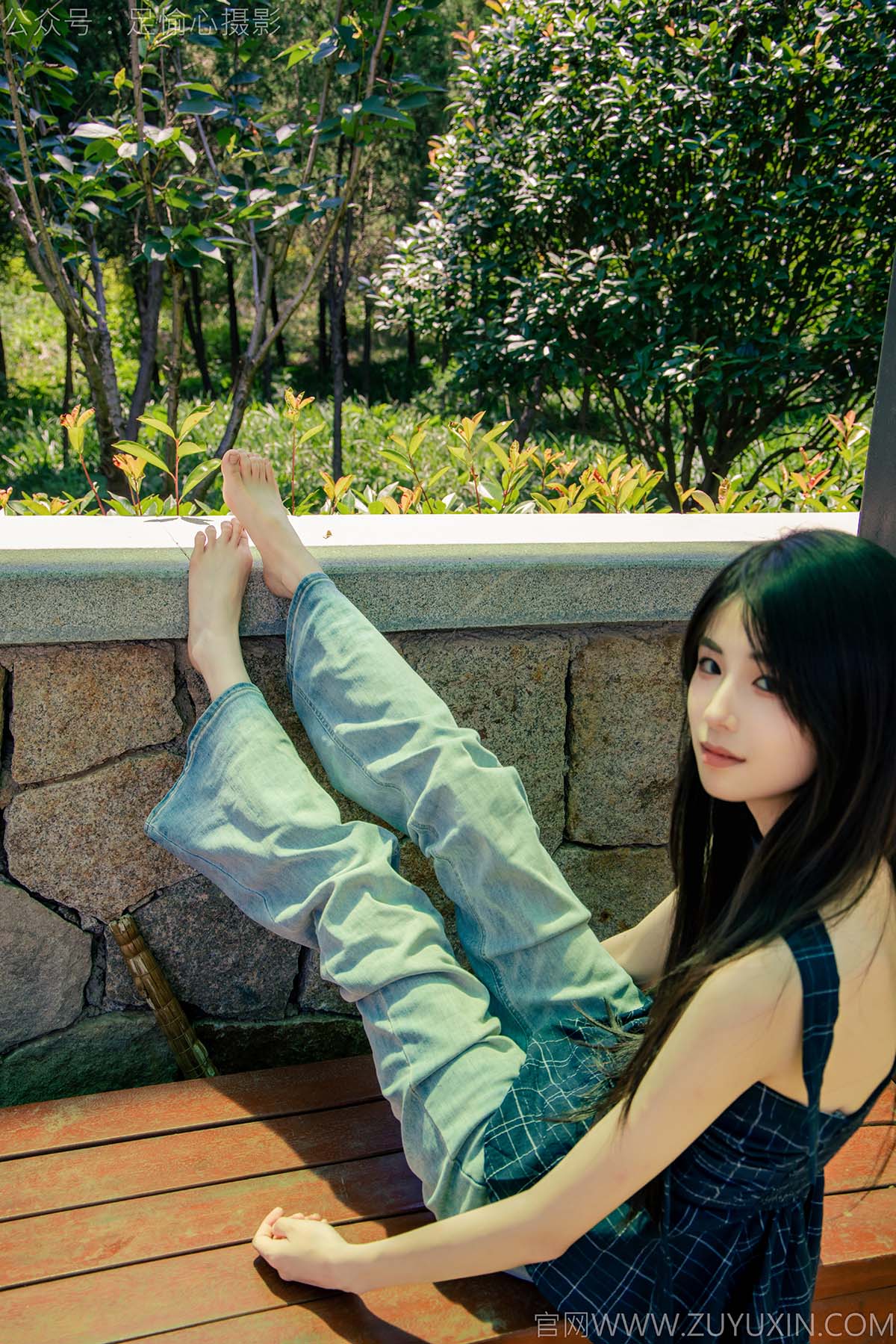 足愉心 NO.049 小瑶（搭配：蓝色格子吊带、牛仔长裤、白棉袜、洞洞鞋、裸足） 预览图 - 2