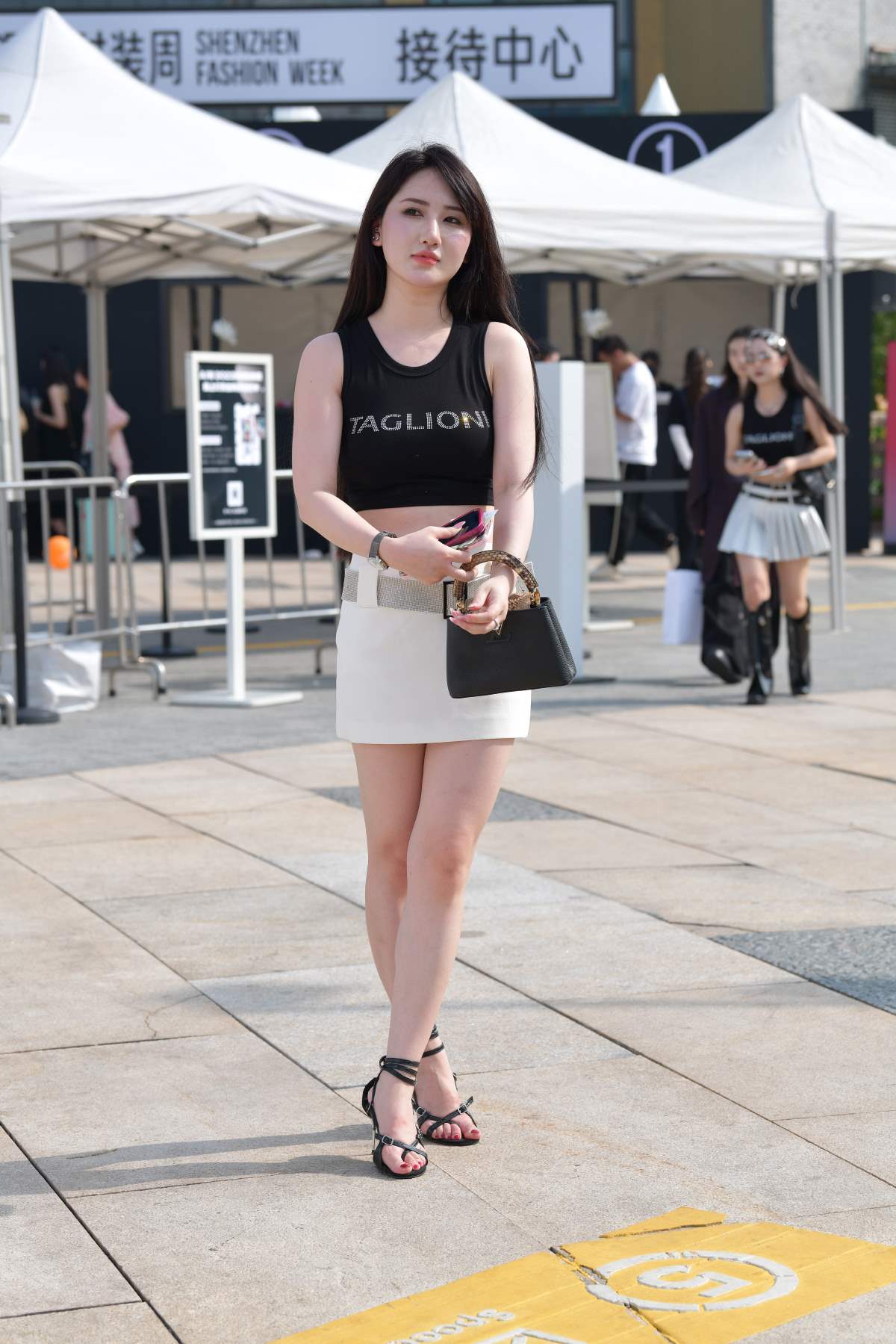 精选街拍作品 NO.4657 黑白搭配恬静美