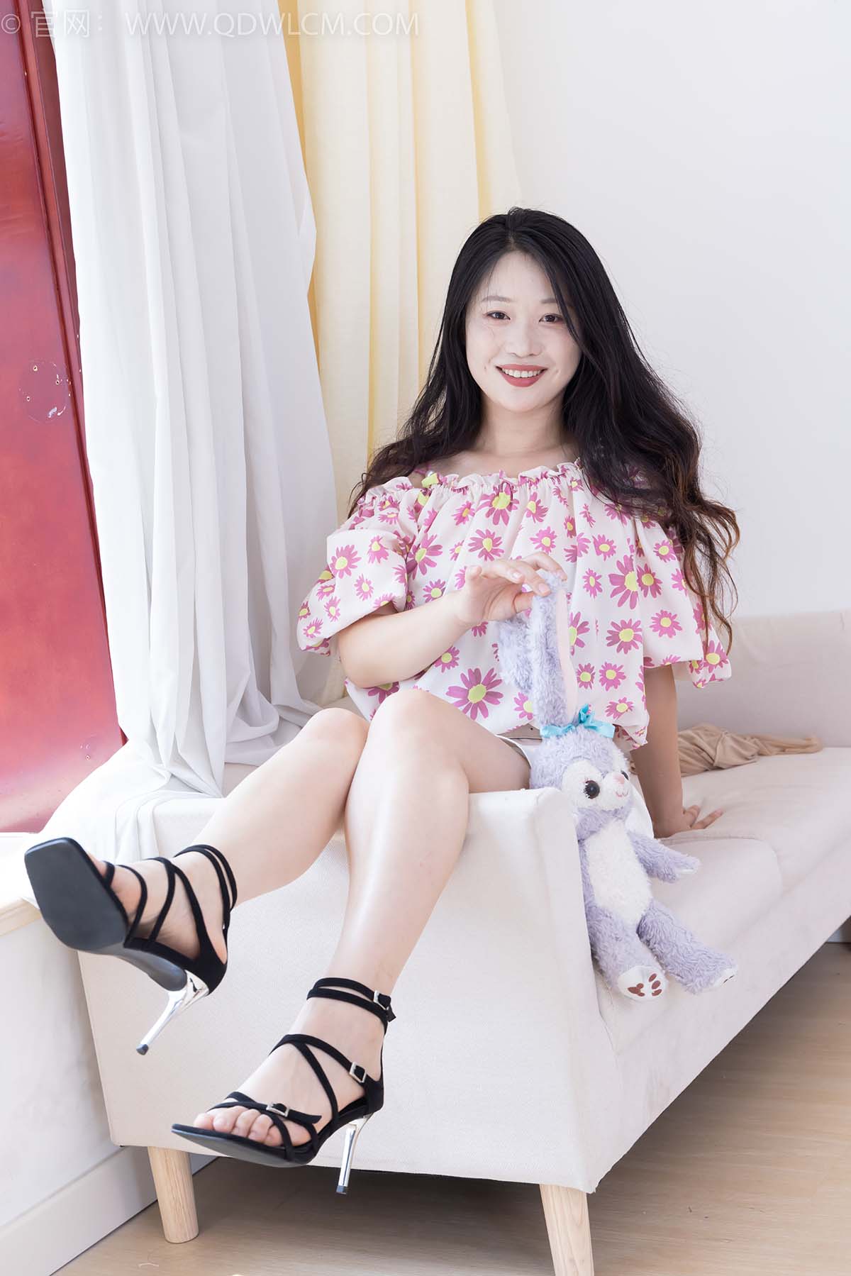 物恋传媒 NO.2437 小紫-两双高跟凉鞋、薄肉丝、裸足 预览图 - 2