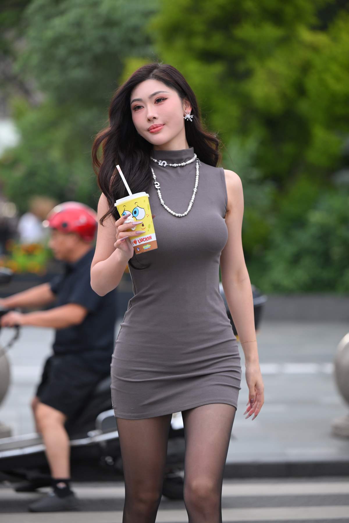 精选街拍作品 NO.4669 黑丝灰色修身裙