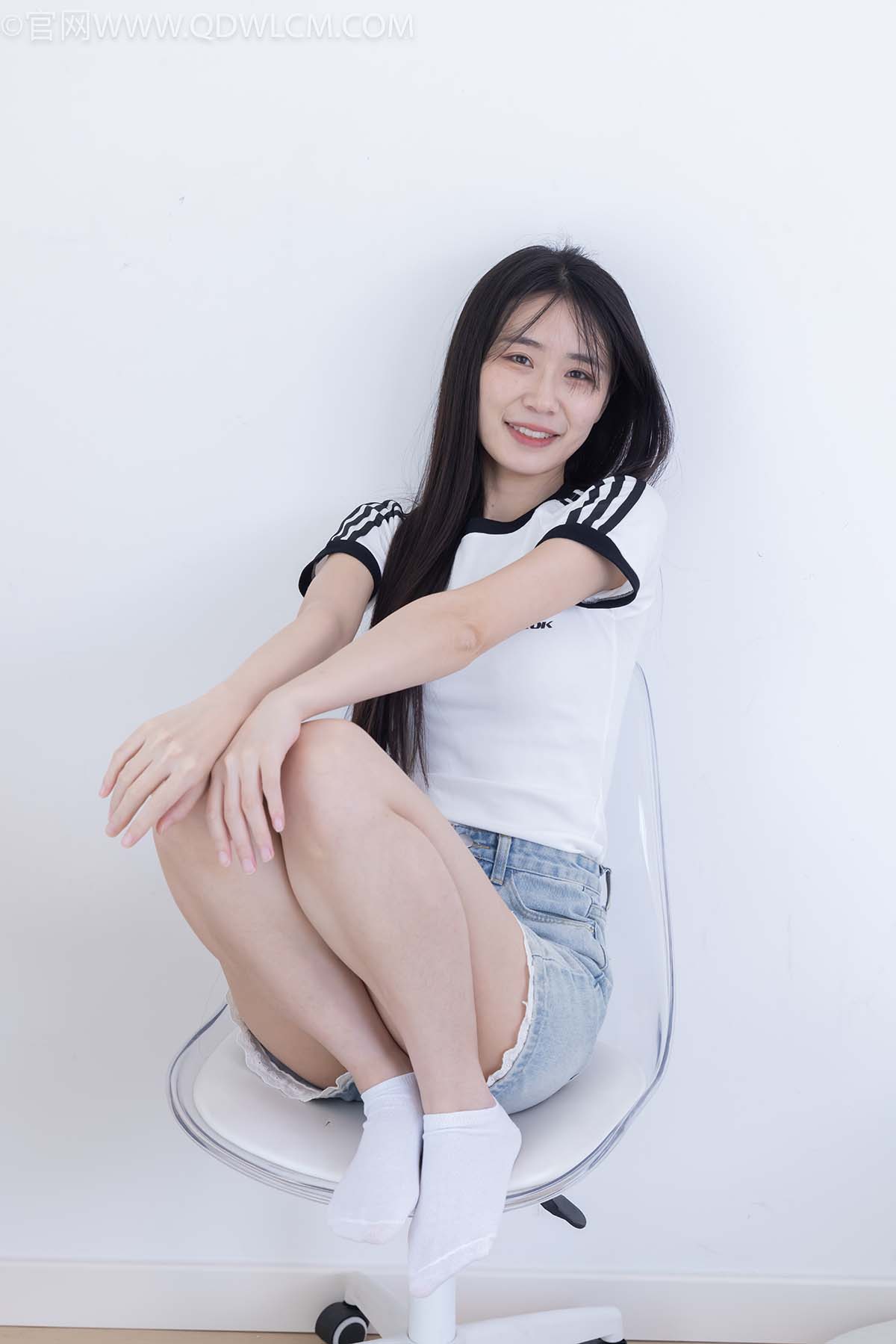 物恋传媒 NO.2439 菜菜-拖鞋、白棉袜 预览图 - 2