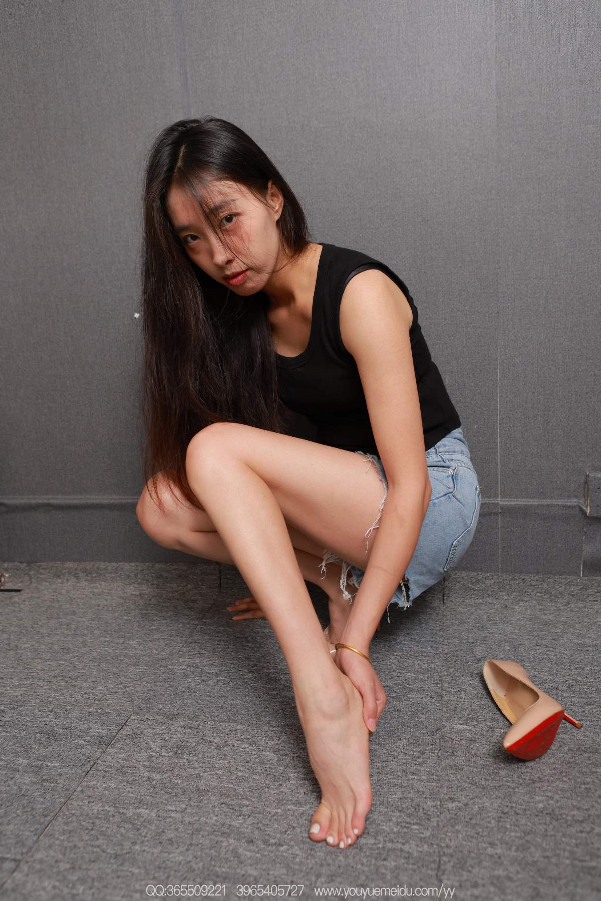 [IESS异思趣向] 2025.08.17 丝享家2133：小九《裸足特工（上）》