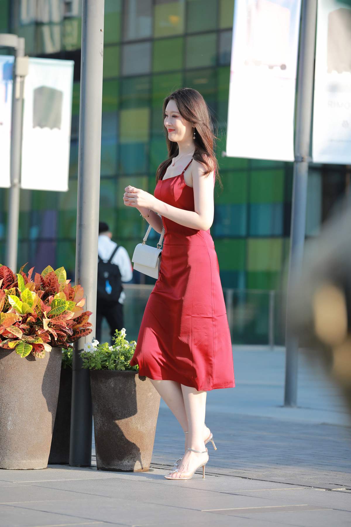 精选街拍作品 NO.4692 亮眼丝质红裙