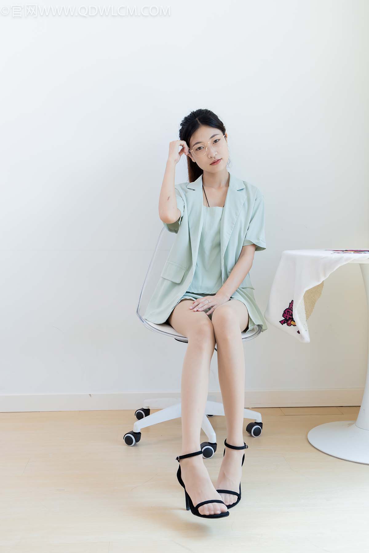 物恋传媒 NO.2444 小夏-三双高跟鞋、薄肉丝、裸足