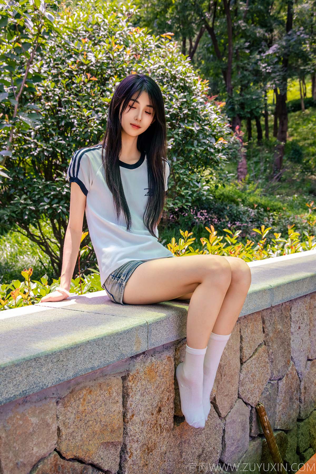 足愉心 NO.051 小瑶（搭配：T恤、牛仔短裤、白棉袜、帆布鞋、裸足）