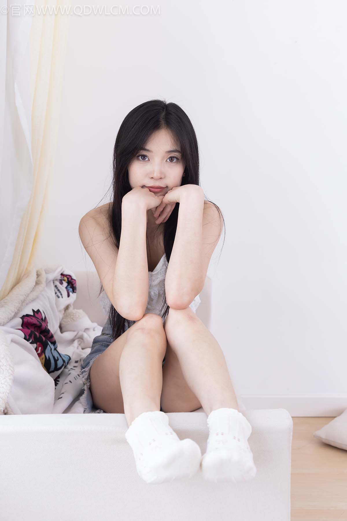 物恋传媒 NO.2447 茯苓-高跟长靴、白棉袜、裸足 预览图 - 2