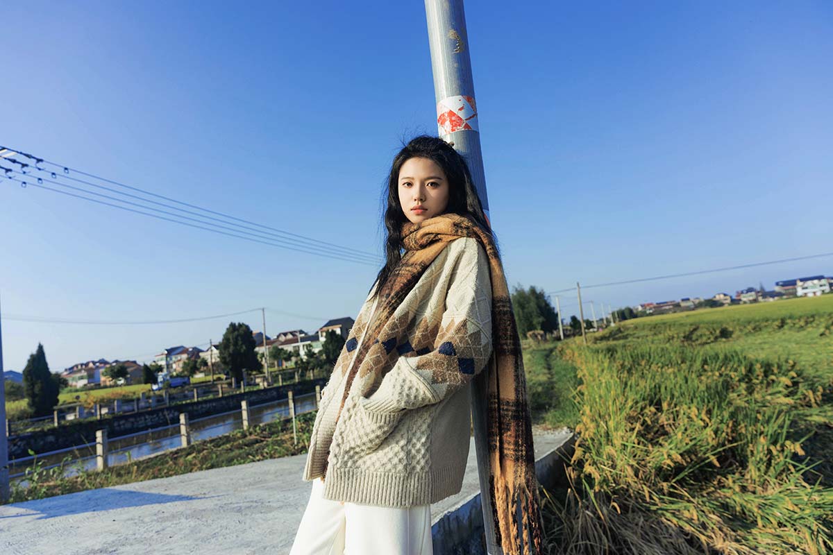 [YITUYU艺图语]2025.06.26 田野里的自由感 露露 预览图 - 2