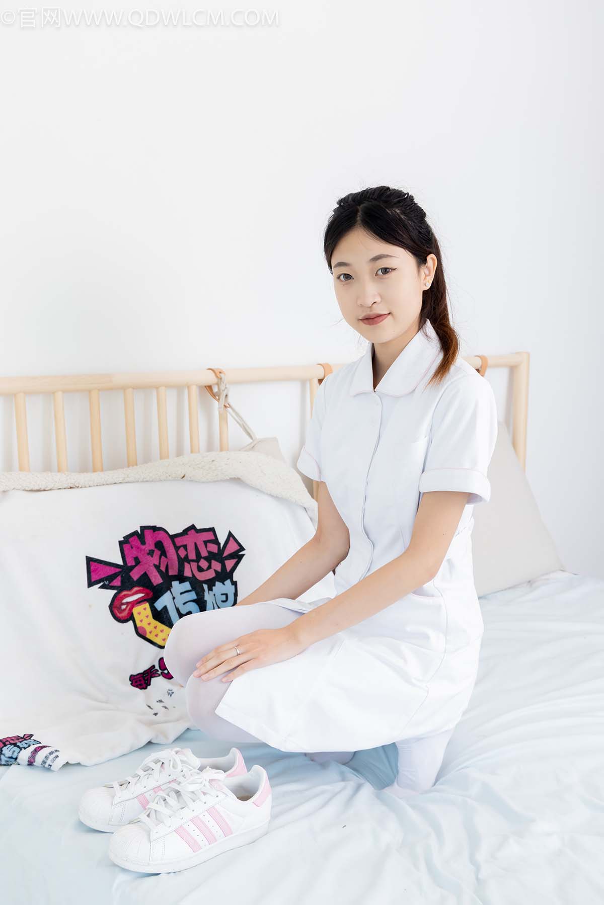 物恋传媒 NO.2450 小夏-板鞋、厚白丝