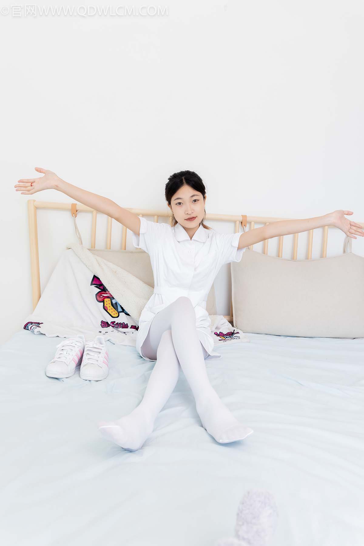 物恋传媒 NO.2450 小夏-板鞋、厚白丝 预览图 - 2