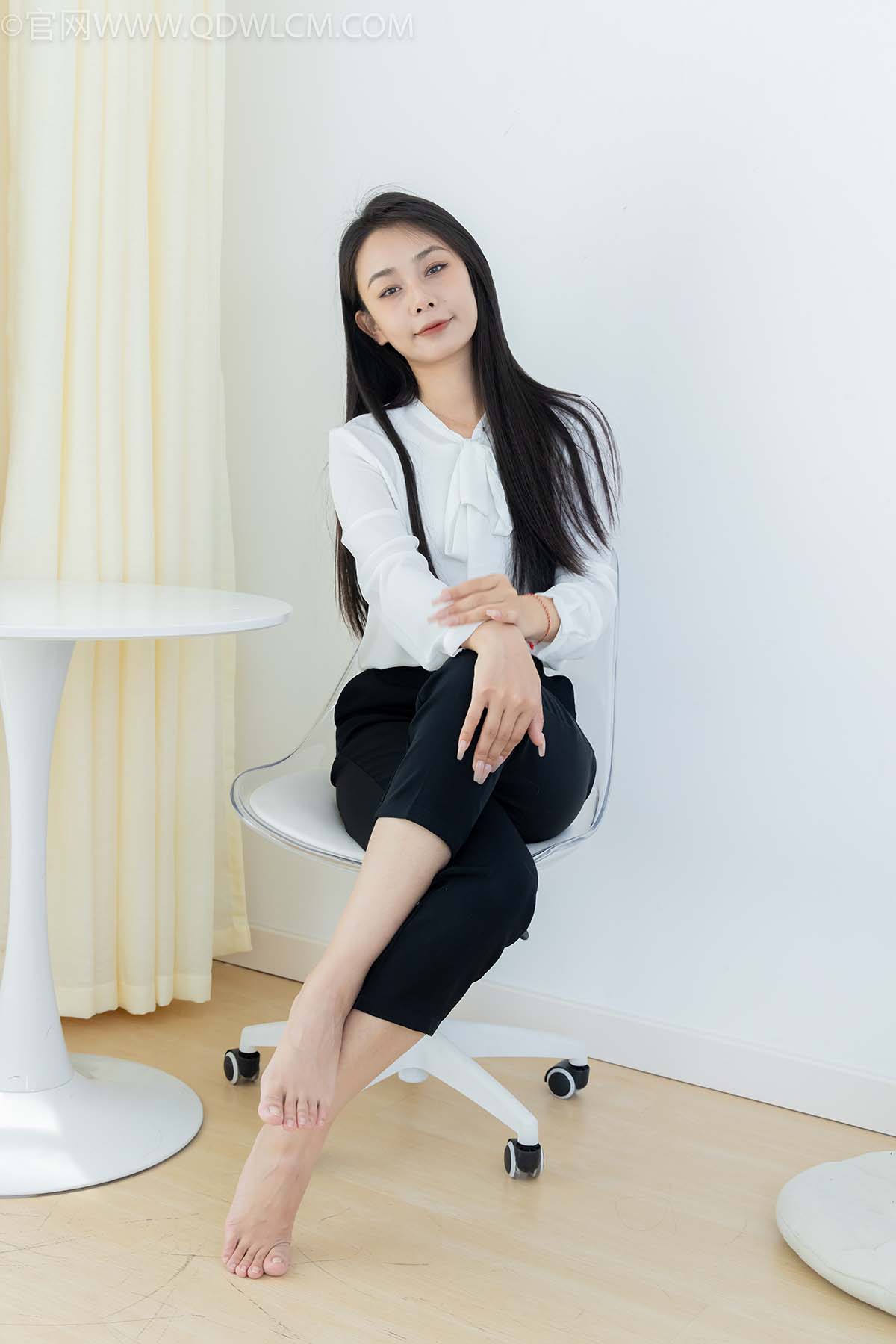 物恋传媒 NO.2451 岚岚-高跟鞋、短肉丝、裸足、剪指甲剧情