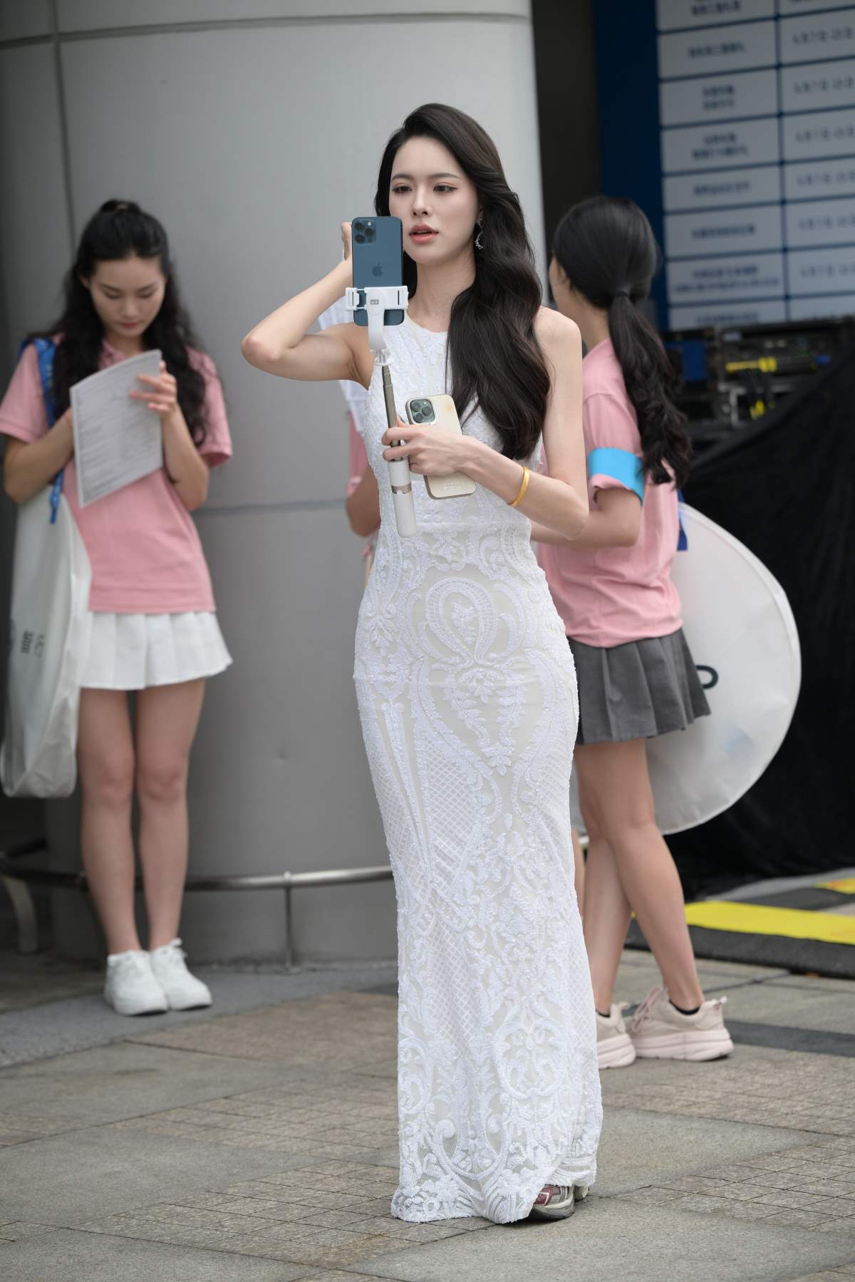 精选街拍作品 NO.4726 白裙女主持