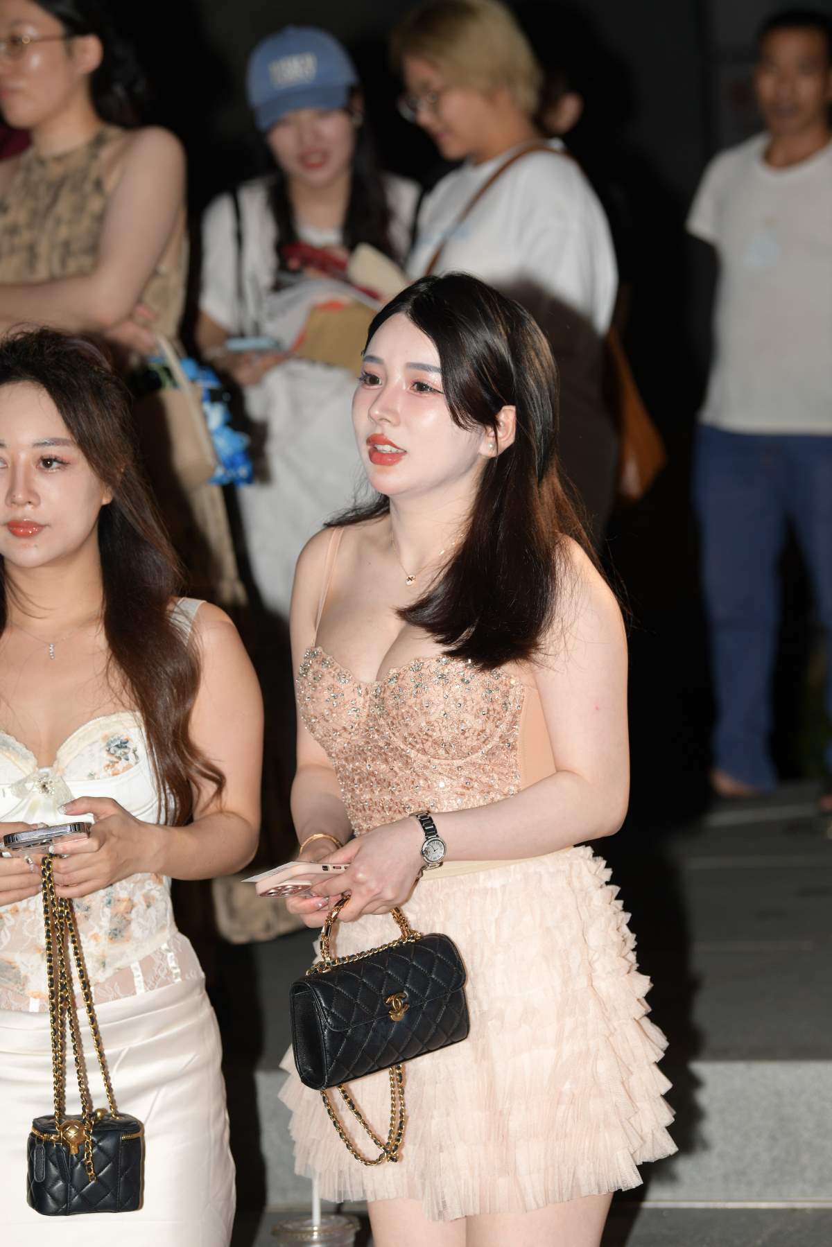 精选街拍作品 NO.4728 丰腴金色裙装