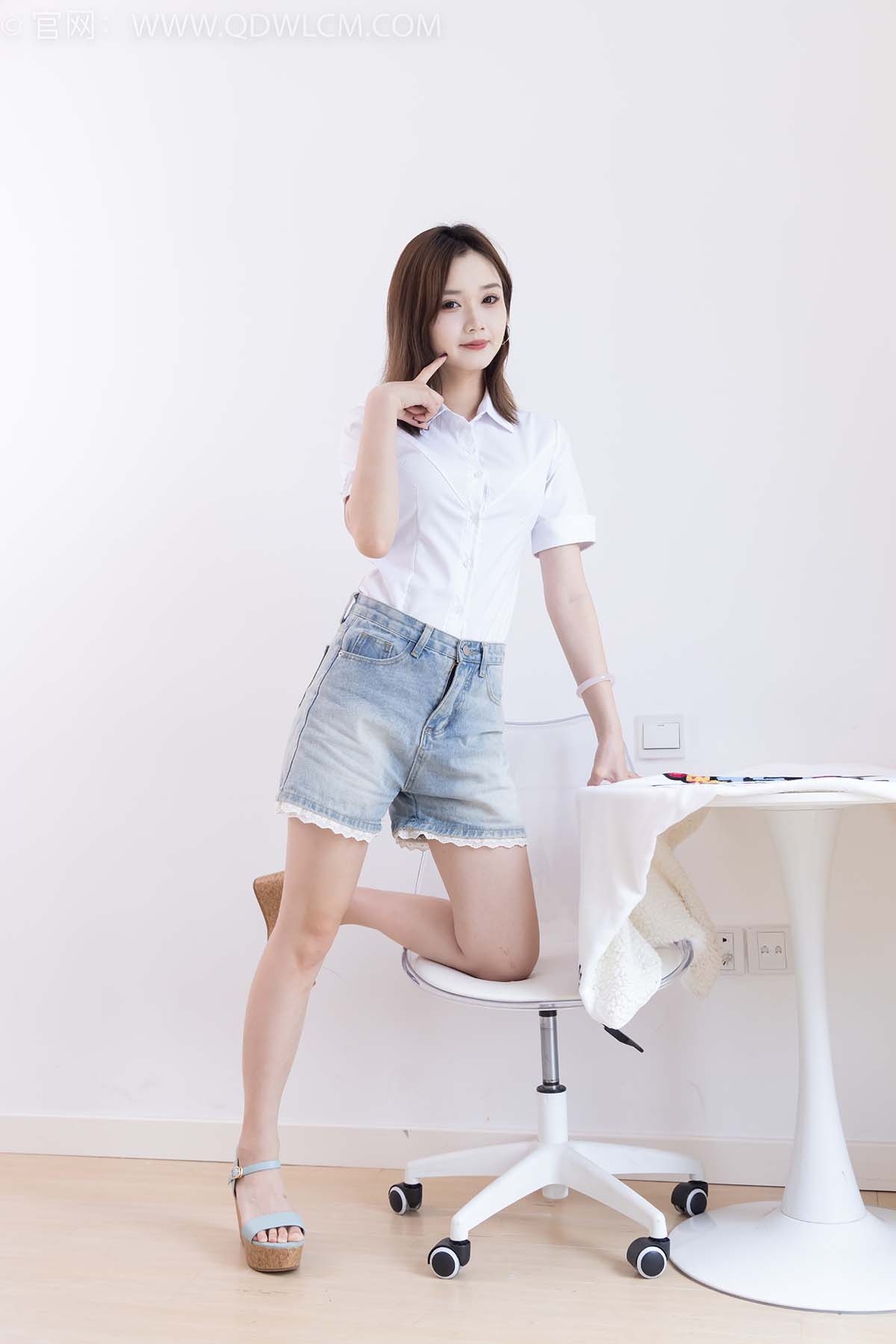 物恋传媒 NO.2452 橙子-高跟凉鞋、薄黑丝 预览图 - 2