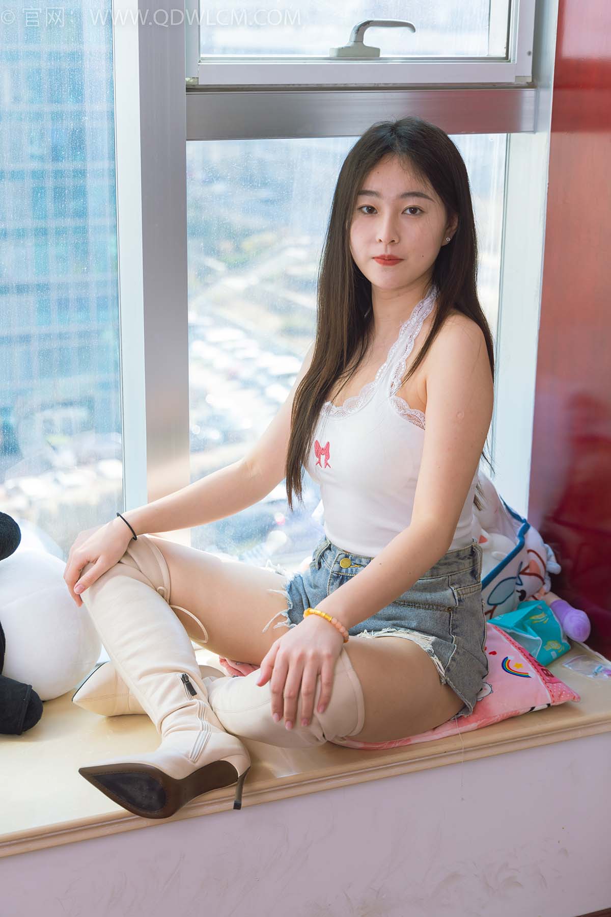 物恋传媒 NO.2456 美兔-高跟长靴、浅绿色短棉袜、裸足 预览图 - 2