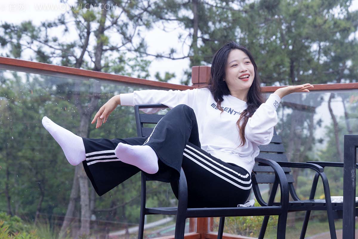 物恋传媒 NO.2458 小紫-运动鞋、白短棉袜、裸足 预览图 - 2