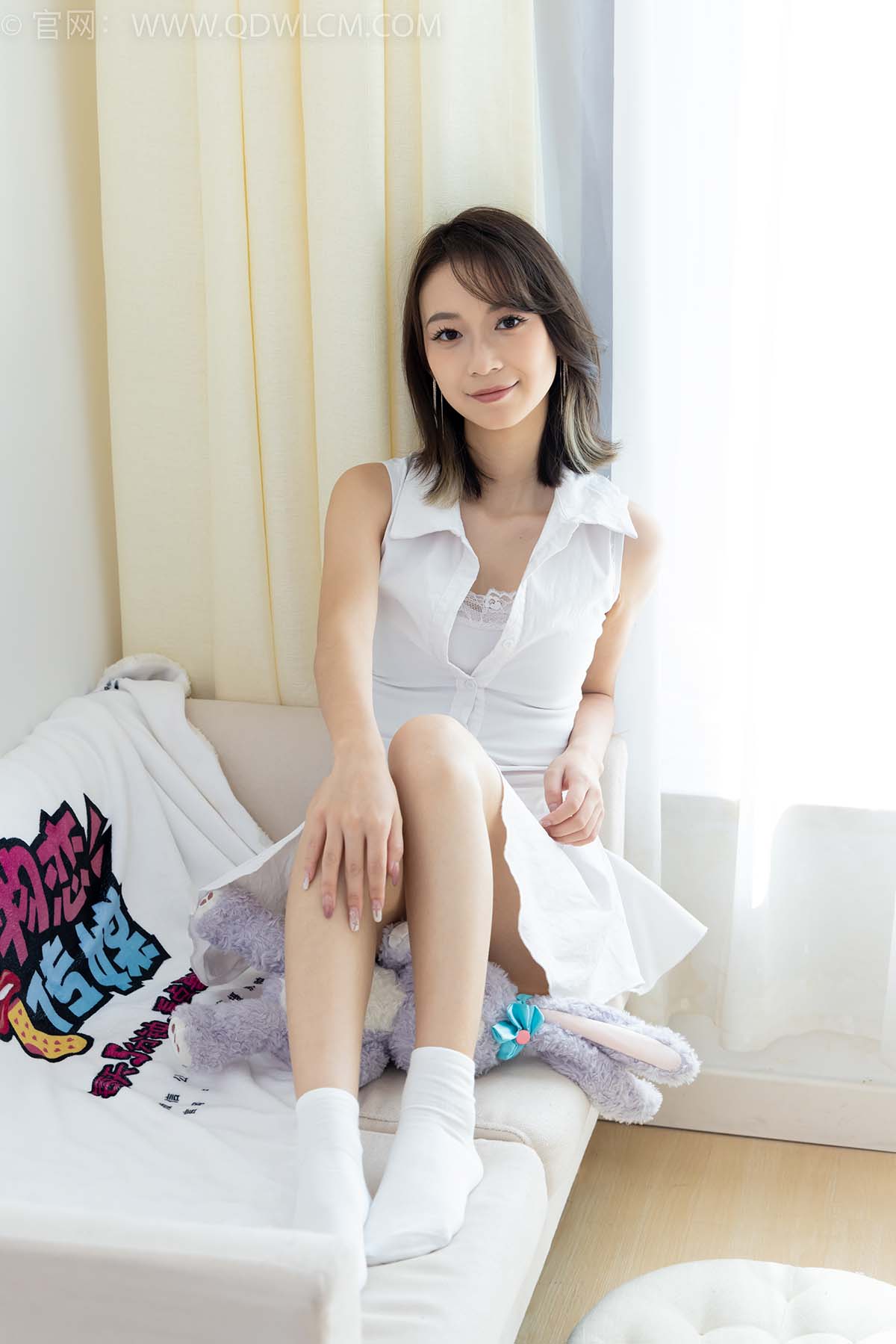 物恋传媒 NO.2461 珠珠-板鞋、白棉袜、裸足 预览图 - 2