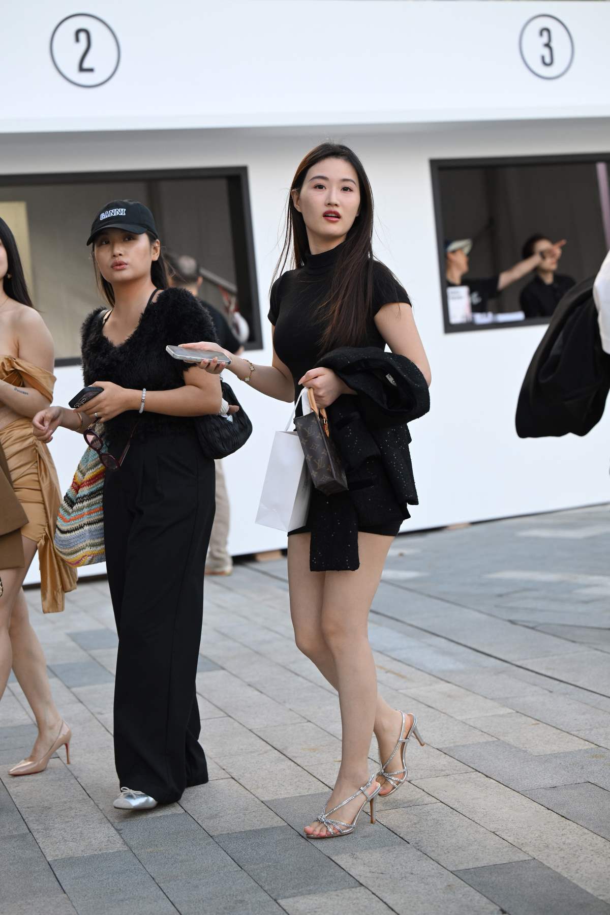 精选街拍作品 NO.4751 黑色短裙银高跟