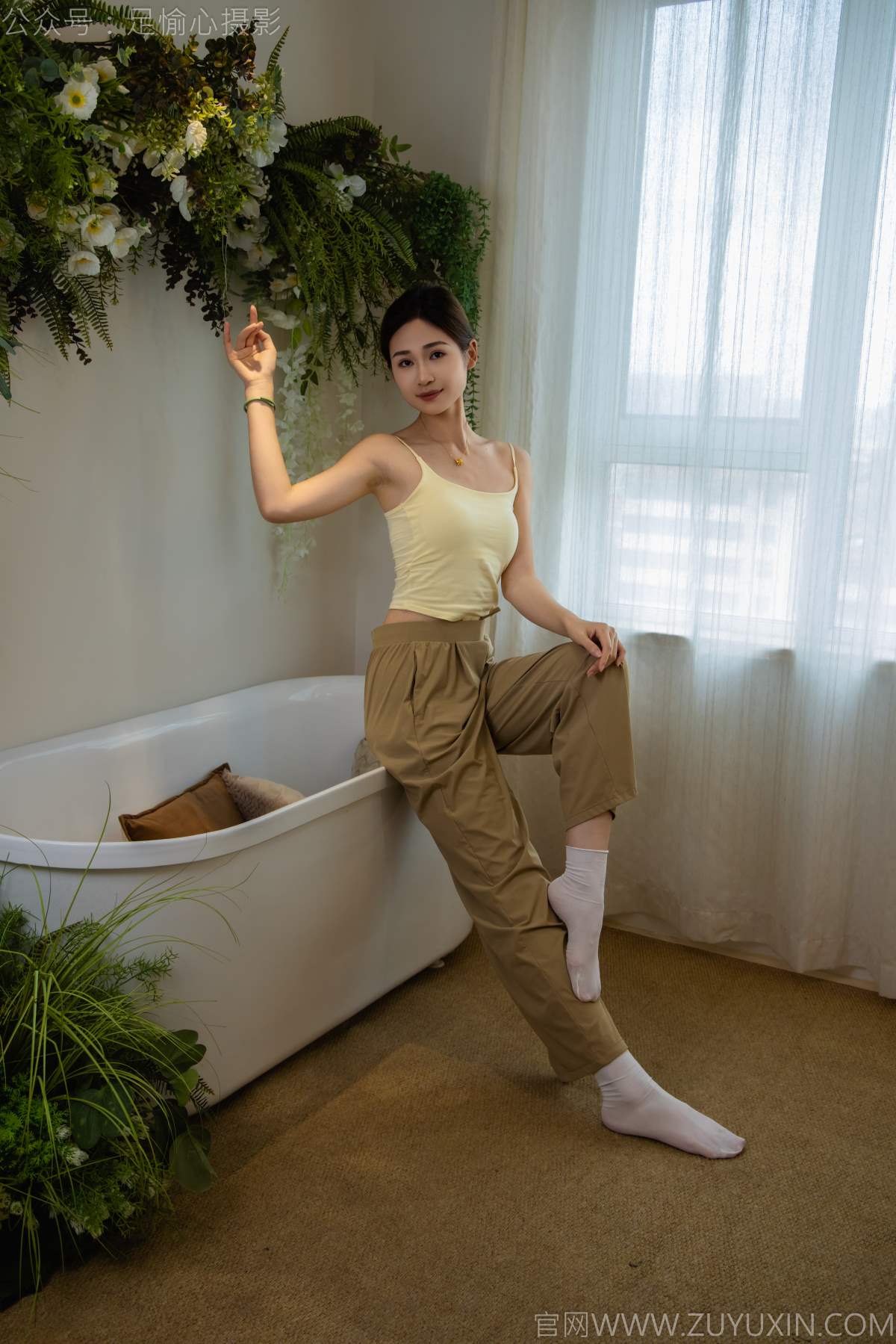 足愉心 NO.052 沐晴（搭配：白色吊带、棕色长裤、白色丝袜、运动鞋、裸足） 预览图 - 2