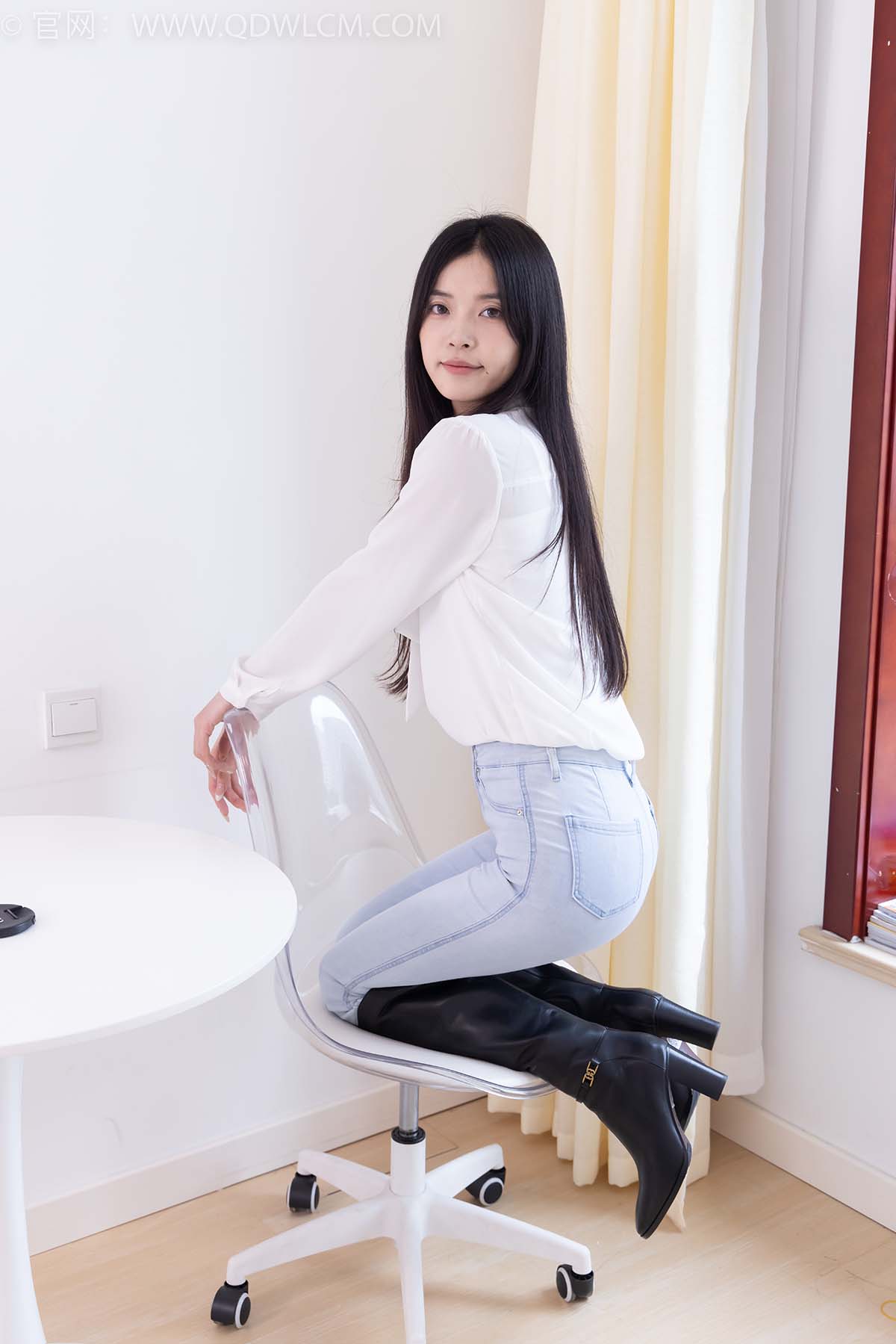 物恋传媒 NO.2464 茯苓-长靴、白棉袜