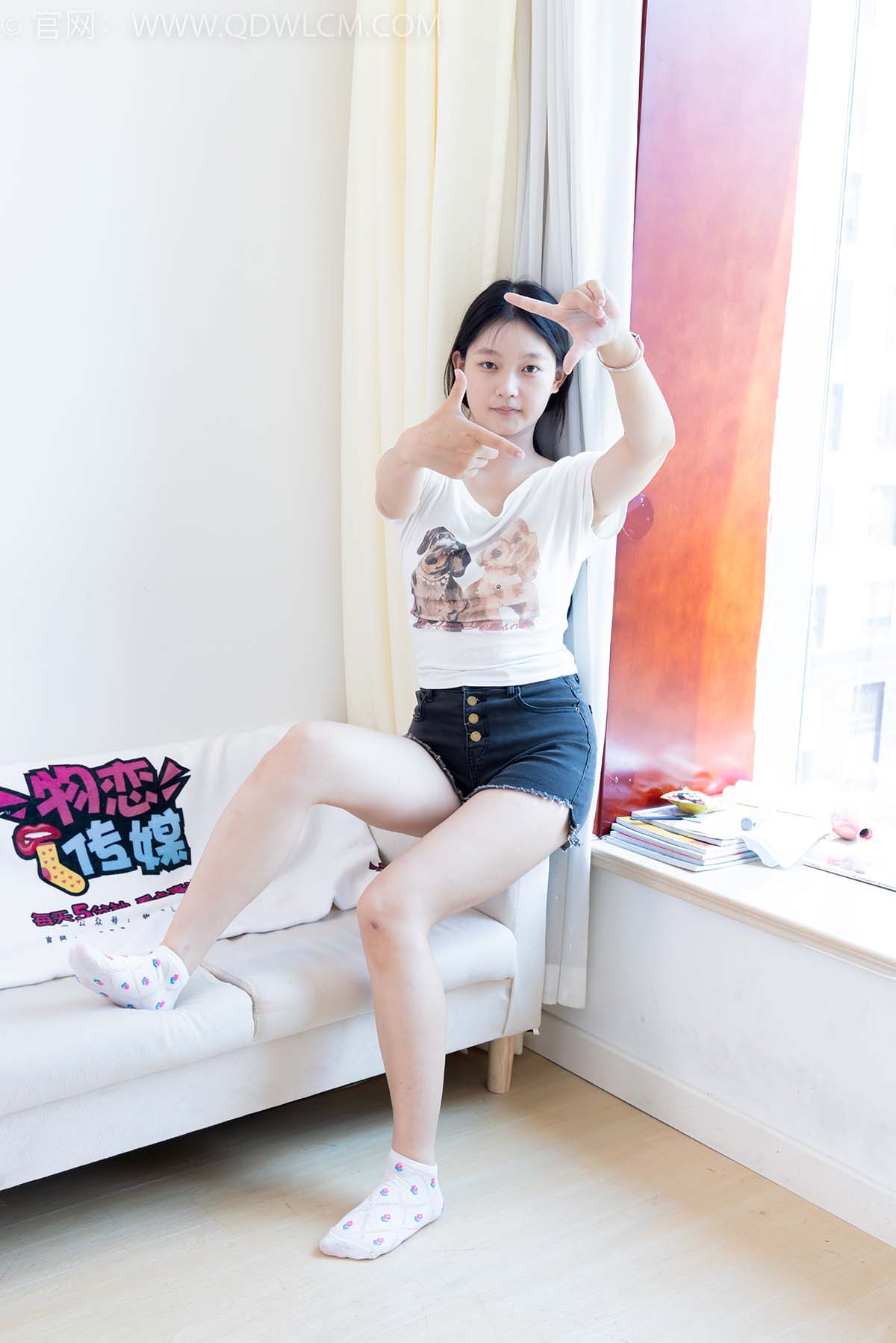 物恋传媒 NO.2470 芙芙-运动鞋、白棉袜、裸足