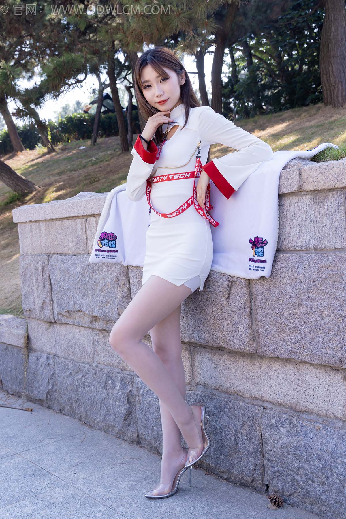 物恋传媒 NO.2471 泡泡-高跟鞋、油亮薄白丝