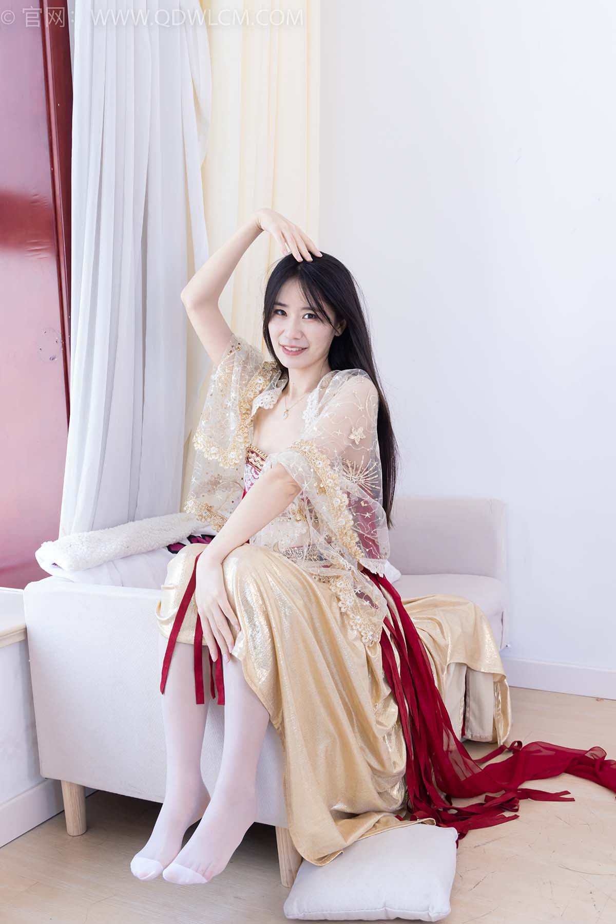 物恋传媒 NO.2472 菜菜-高跟鞋、薄白丝、裸足