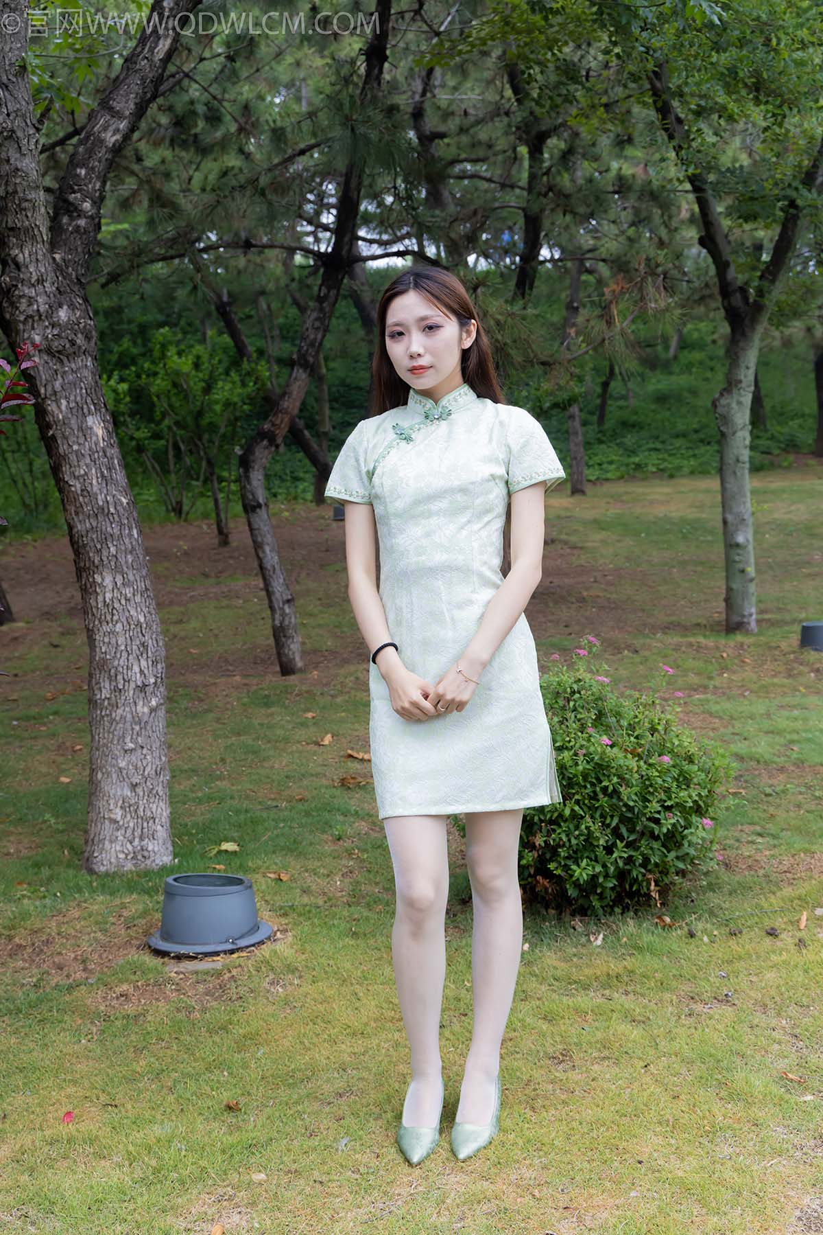 物恋传媒 NO.2477 泡泡-旗袍、高跟鞋、薄白丝 预览图 - 2