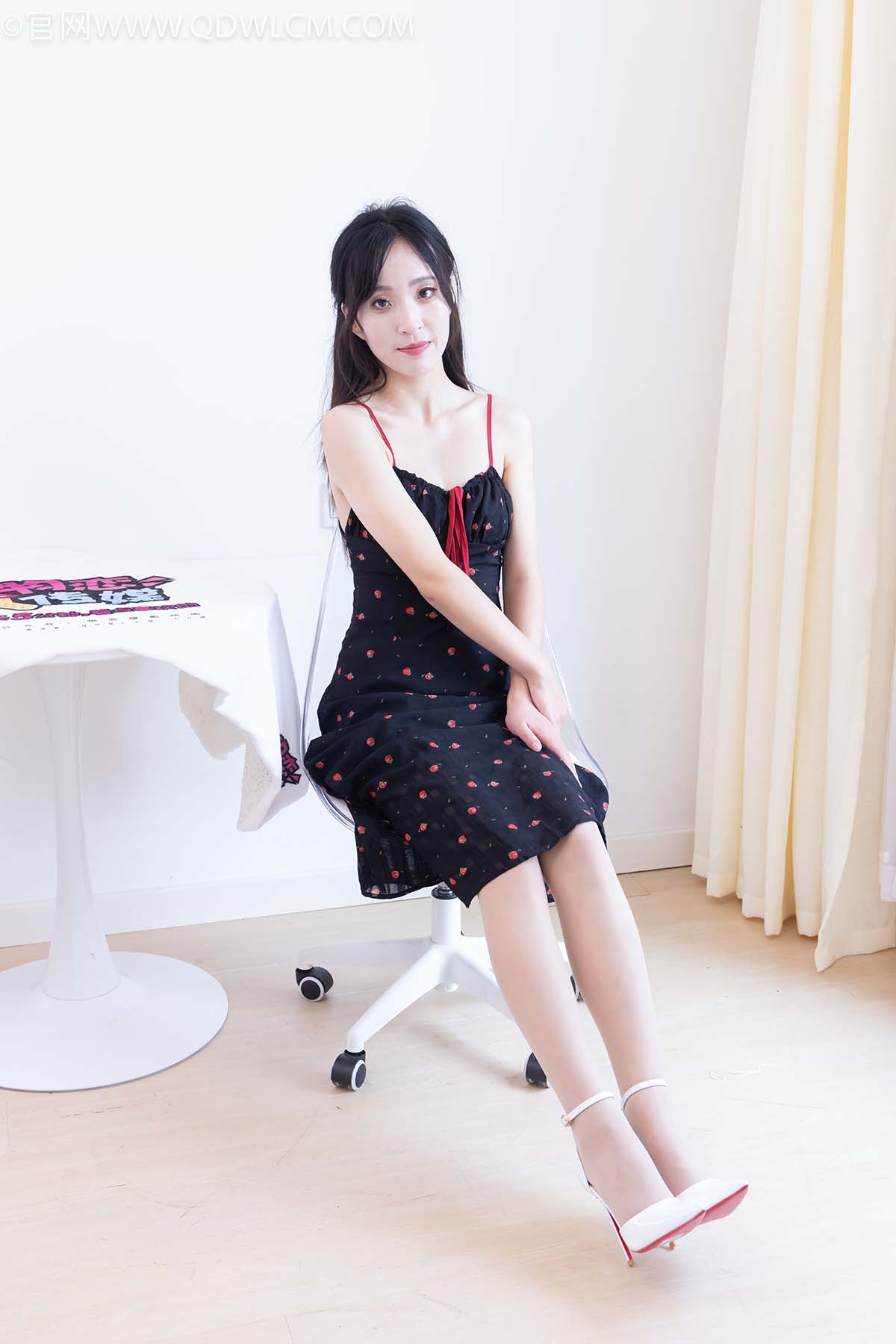 物恋传媒 NO.2481 辣辣-高跟鞋、薄肉丝