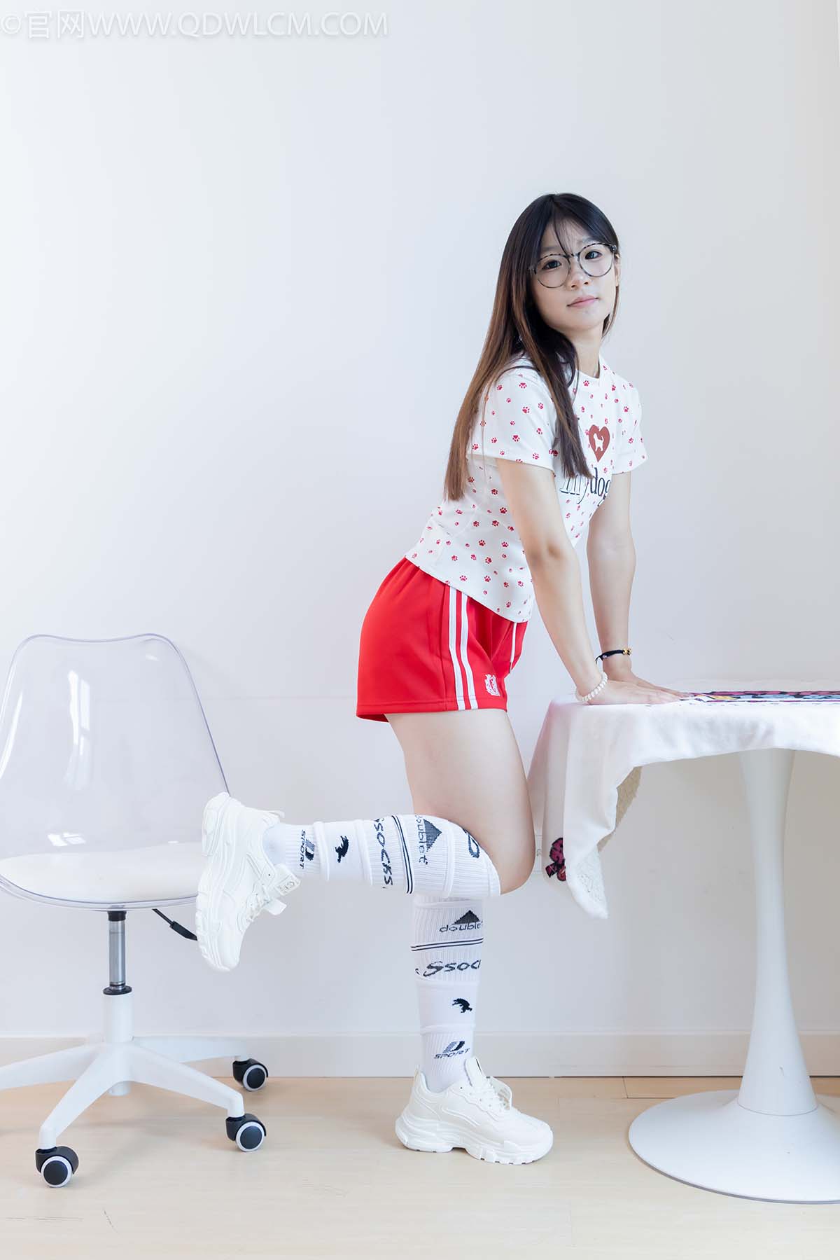 物恋传媒 NO.2482 小可-运动鞋、白棉袜、裸足