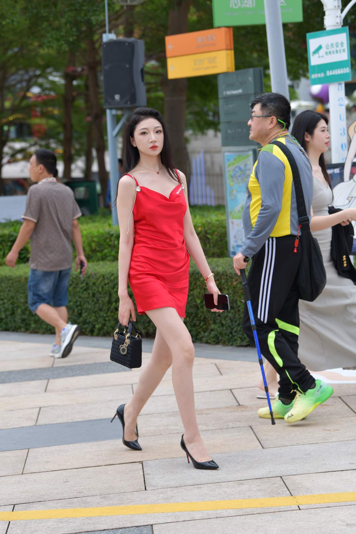 精选街拍作品 NO.4803 红色吊带裙魅力无限