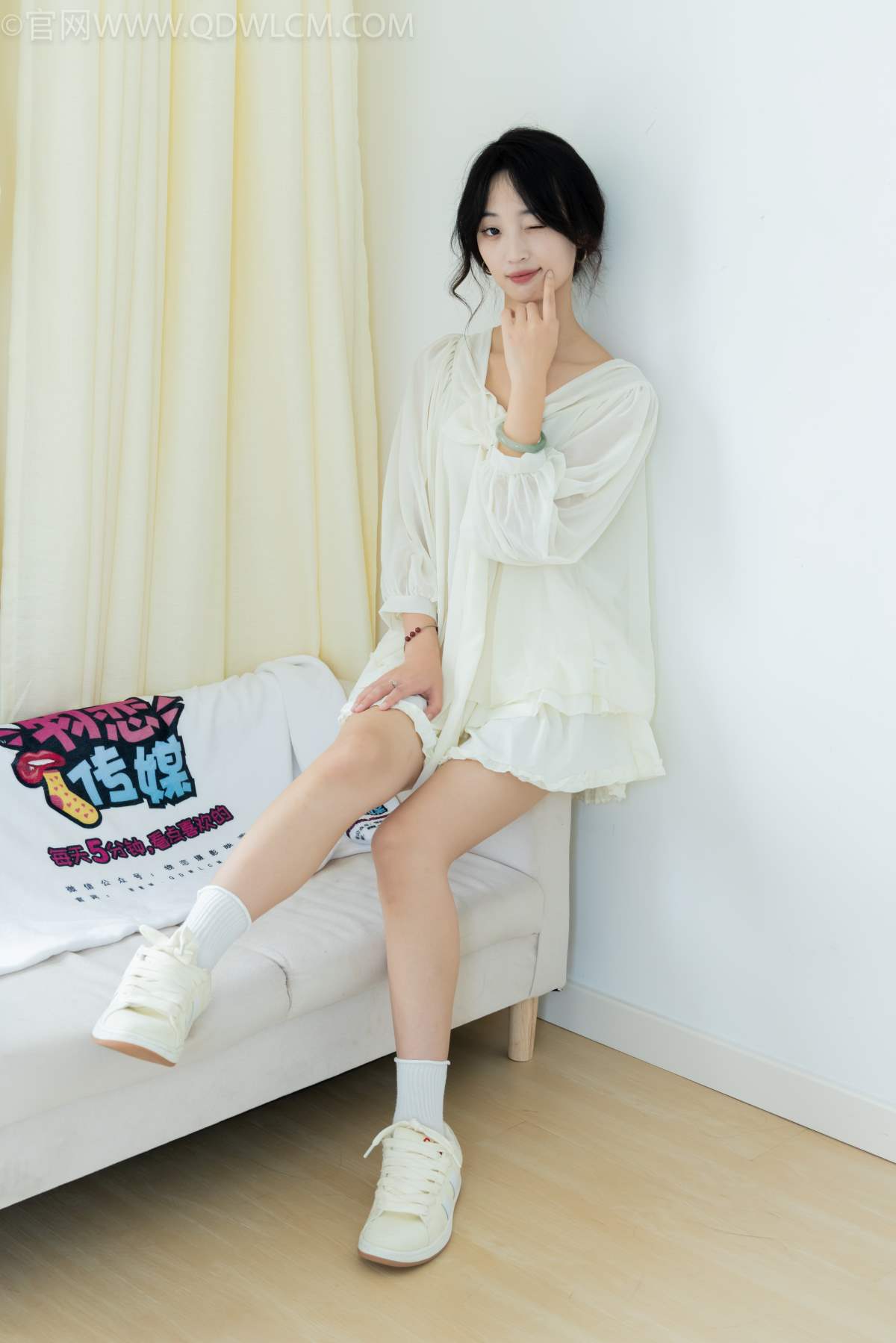 物恋传媒 NO.2489 南南-板鞋、白棉袜、裸足