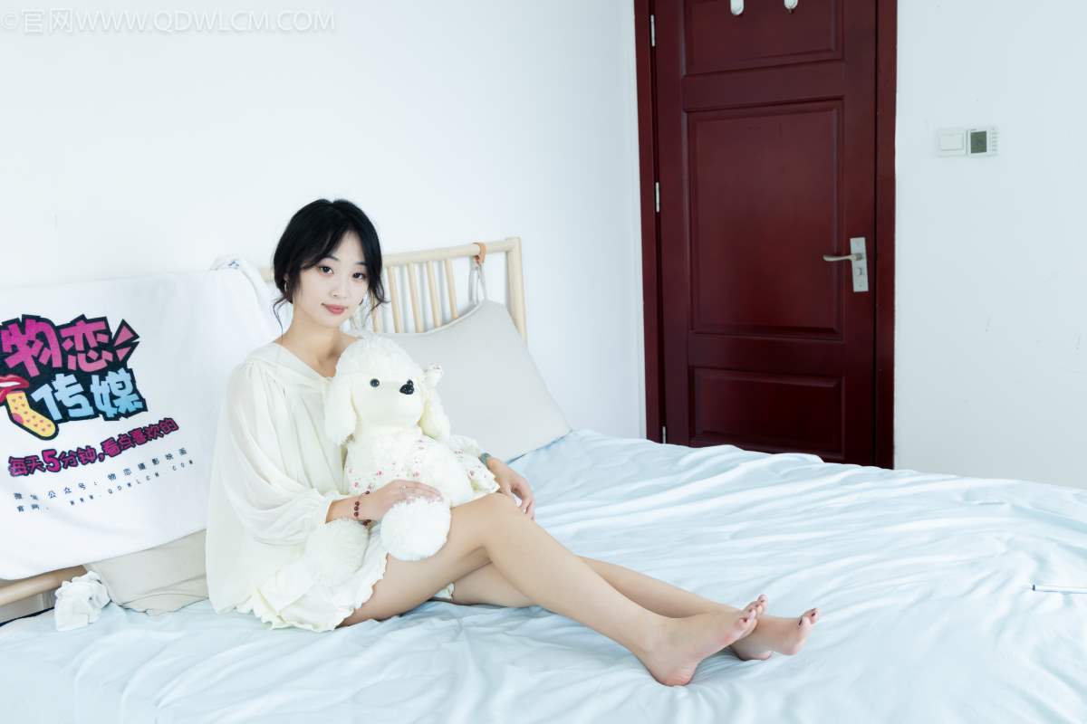 物恋传媒 NO.2489 南南-板鞋、白棉袜、裸足 预览图 - 2