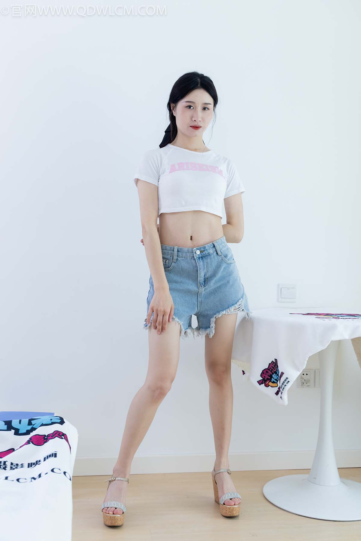 物恋传媒 NO.2492 绒绒-高跟凉鞋、薄白丝、裸足