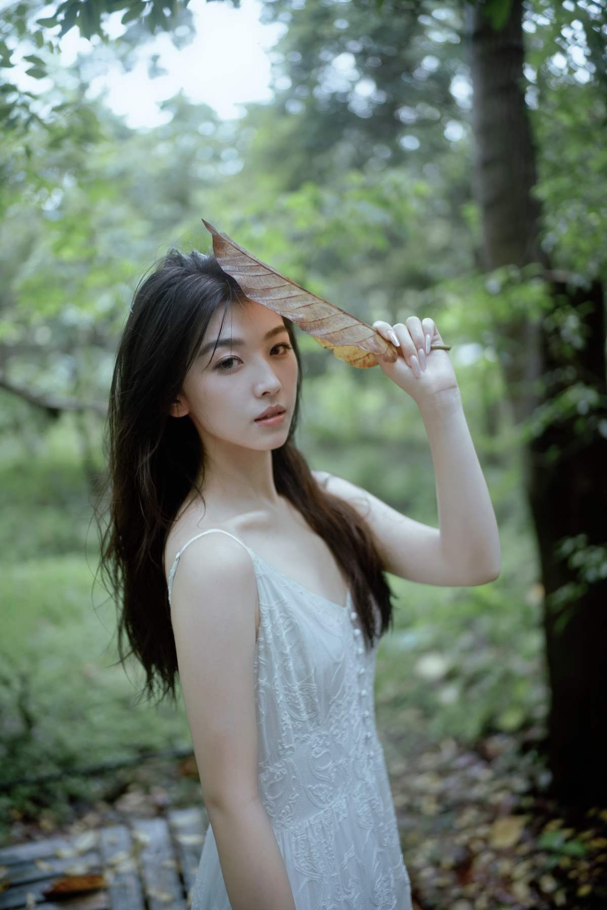 [YITUYU艺图语]2025.07.14 雨落林间，邂逅白裙仙子 小鹿