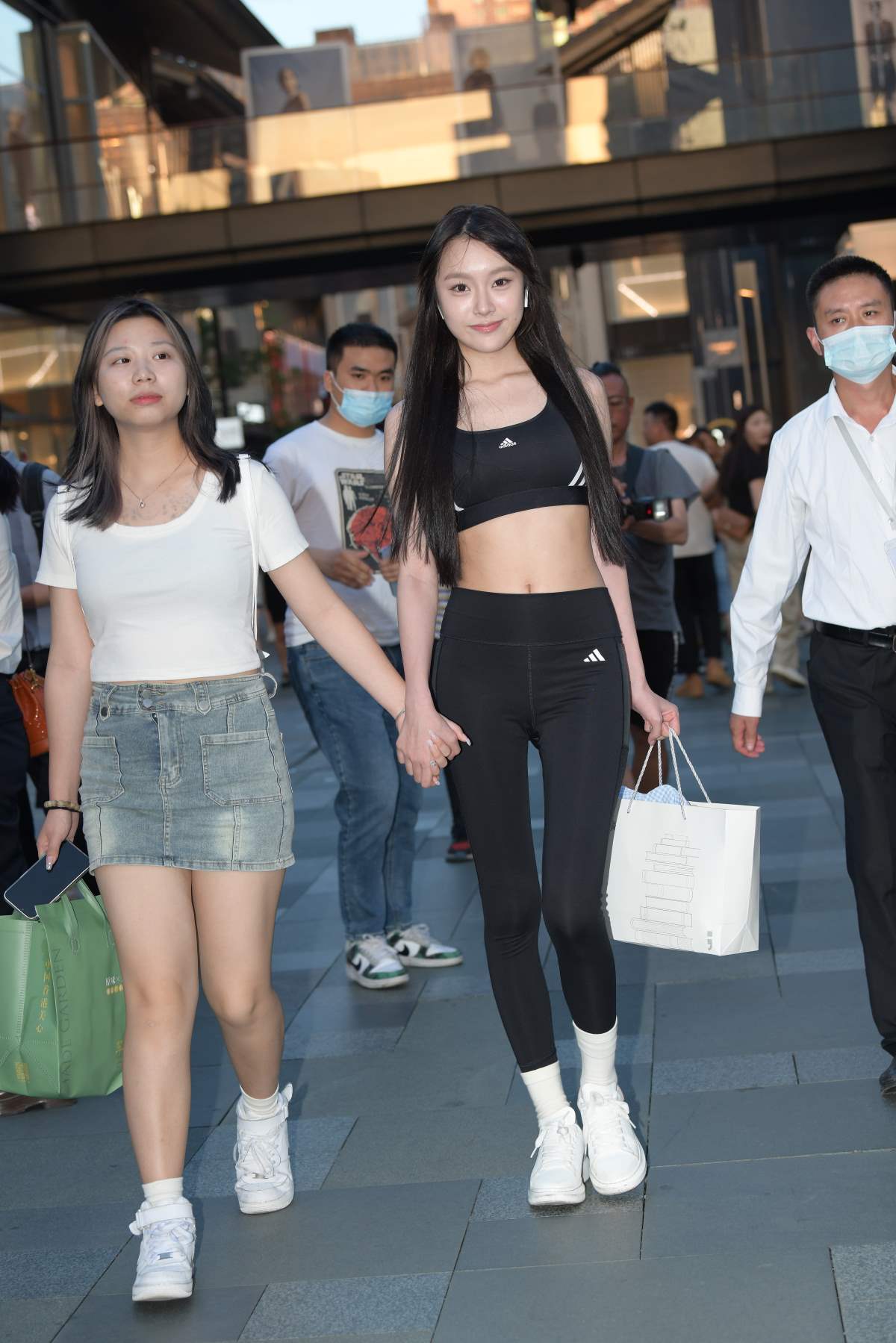 精选街拍作品 NO.4832 甜美可爱黑色瑜伽