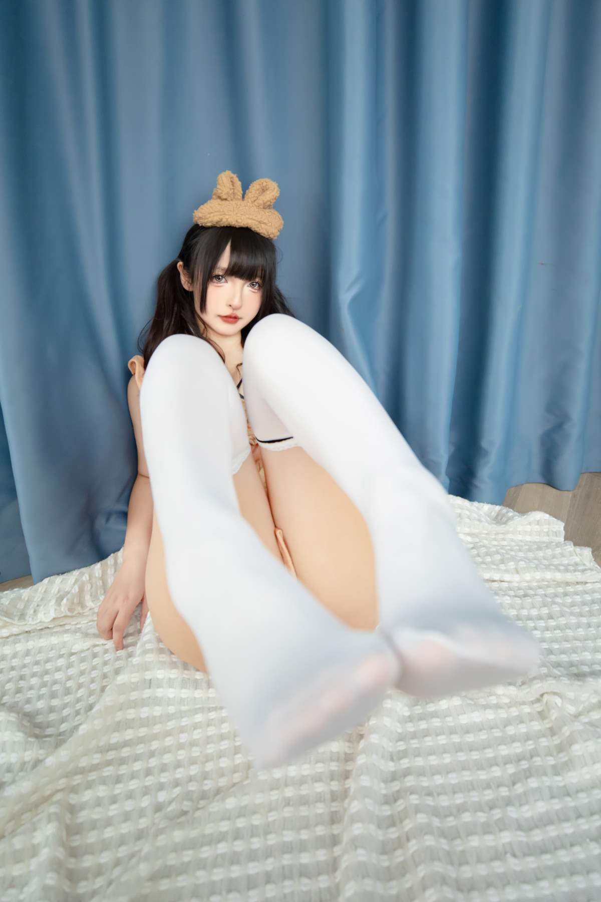 神楽板真冬 – 白丝小熊