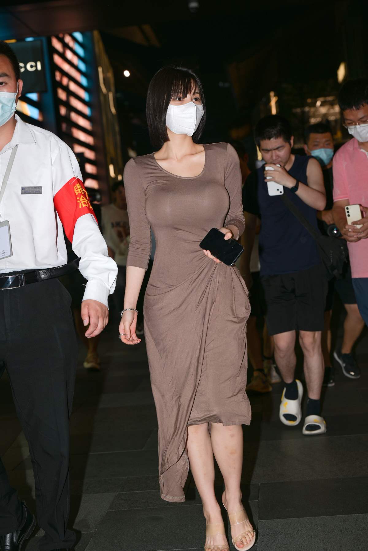 精选街拍作品 NO.4881 醒目棕色修身裙