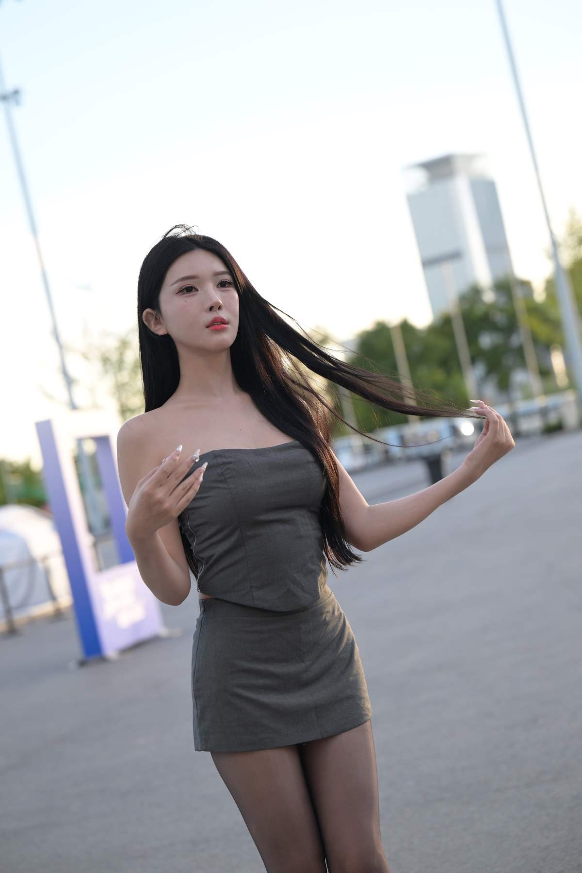 精选街拍作品 NO.4888 油亮黑丝大长腿-妍熙