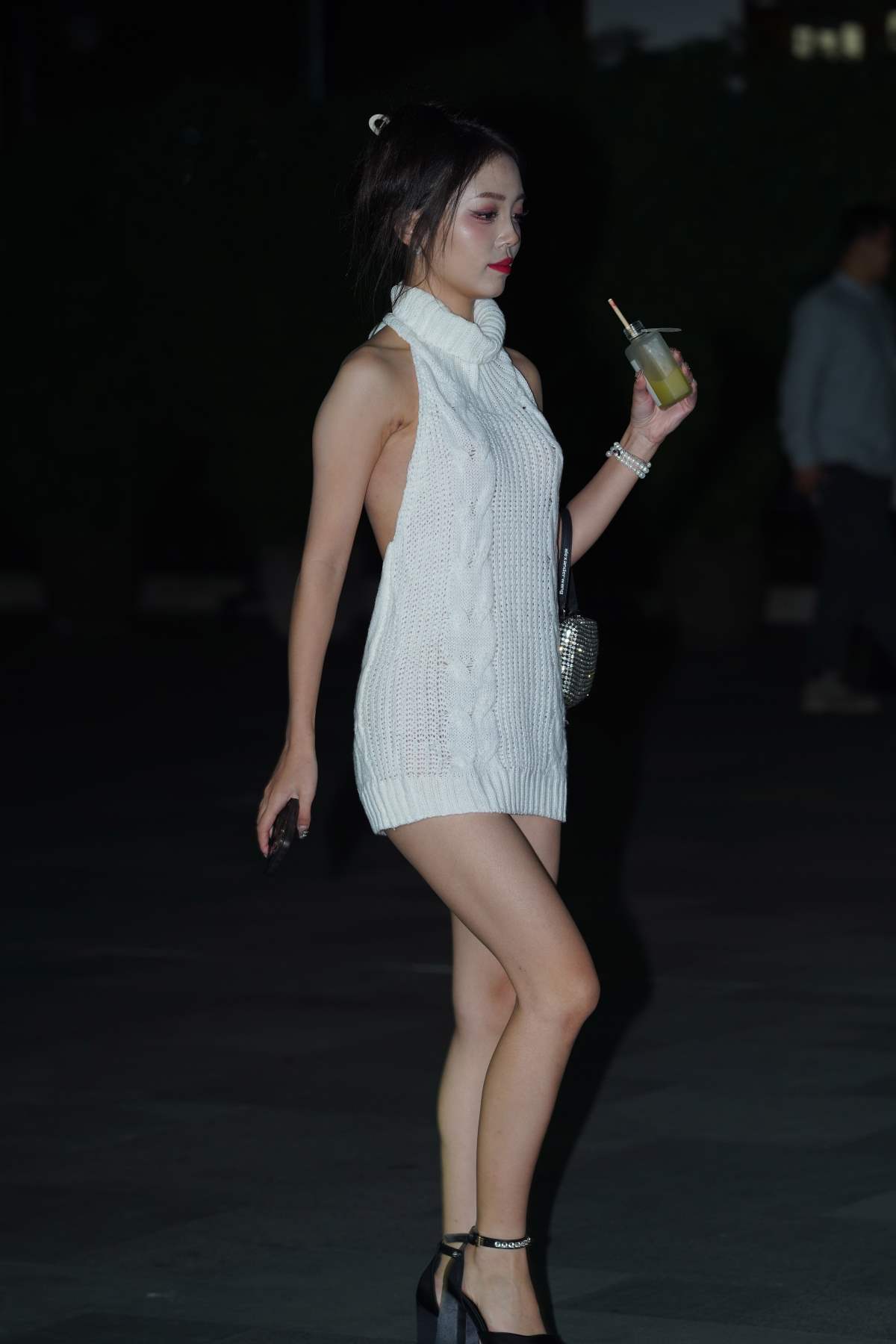 精选街拍作品 NO.4891 白色露背短裙