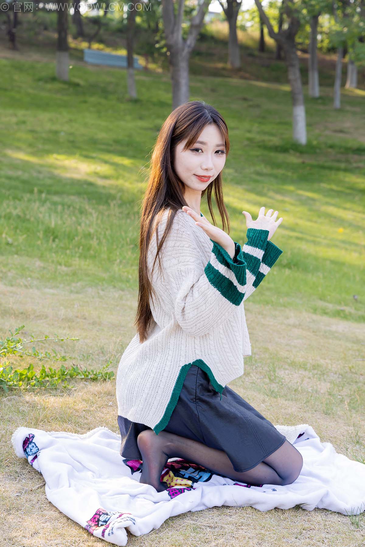 物恋传媒 NO.2509 泡泡-高跟鞋、油亮薄黑丝、户外草地丝袜 预览图 - 2 物恋传媒 NO.2509 泡泡-高跟鞋、油亮薄黑丝、户外草地丝袜 预览图 - 2