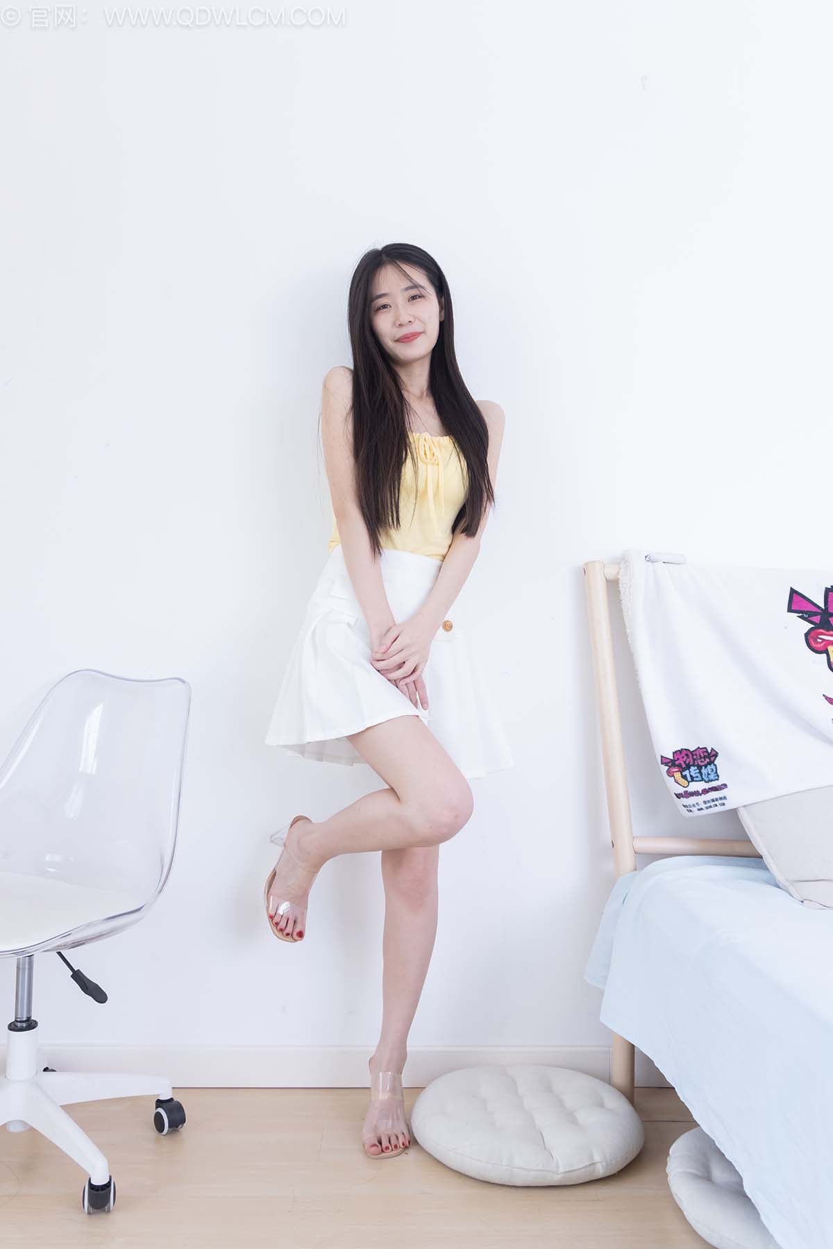 物恋传媒 NO.2510 菜菜-高跟鞋、高跟凉鞋、短白棉袜、裸足