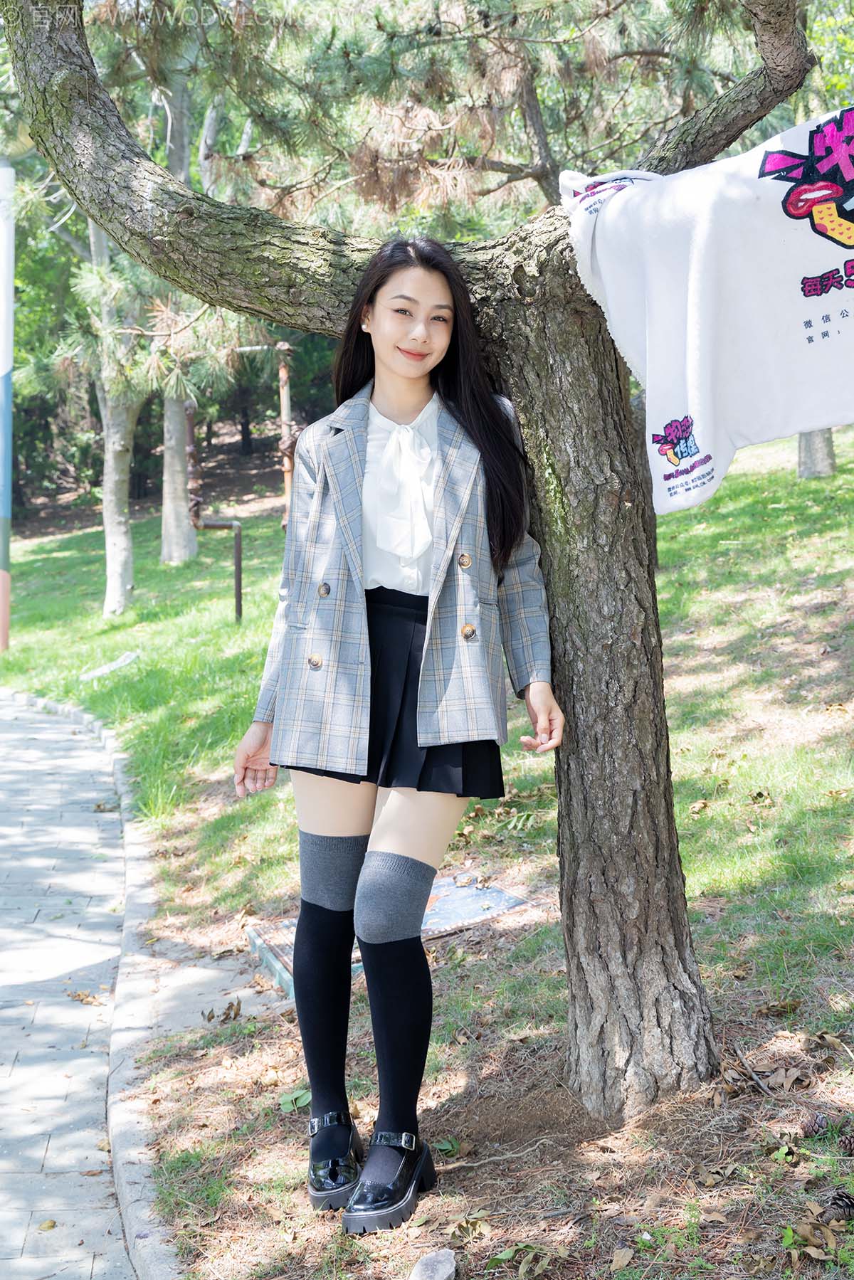 物恋传媒 NO.2511 岚岚-制服、皮鞋、黑灰拼接过膝袜、厚肉丝