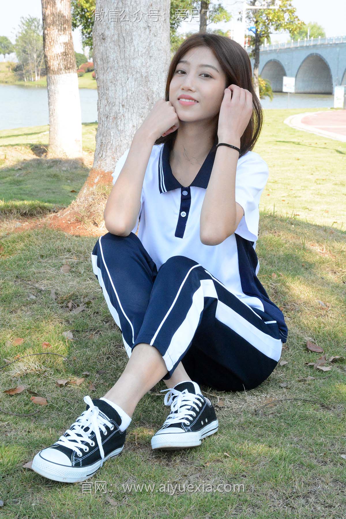 爱月下 NO.004 秀秀【浅发校服】其实我喜欢酷酷的，今天第一期被安排了校服！