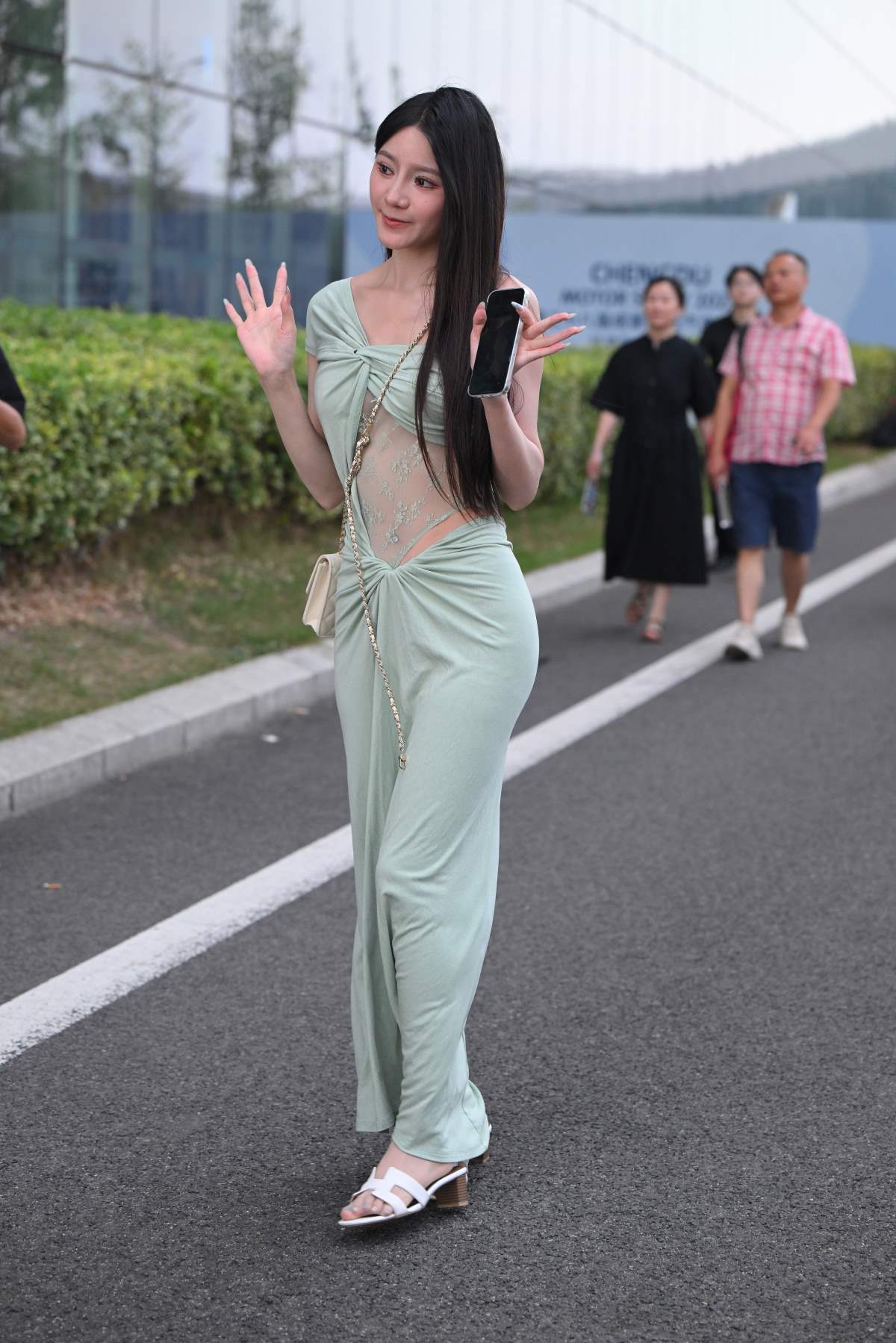 精选街拍作品 NO.4918 优雅绿色长裙