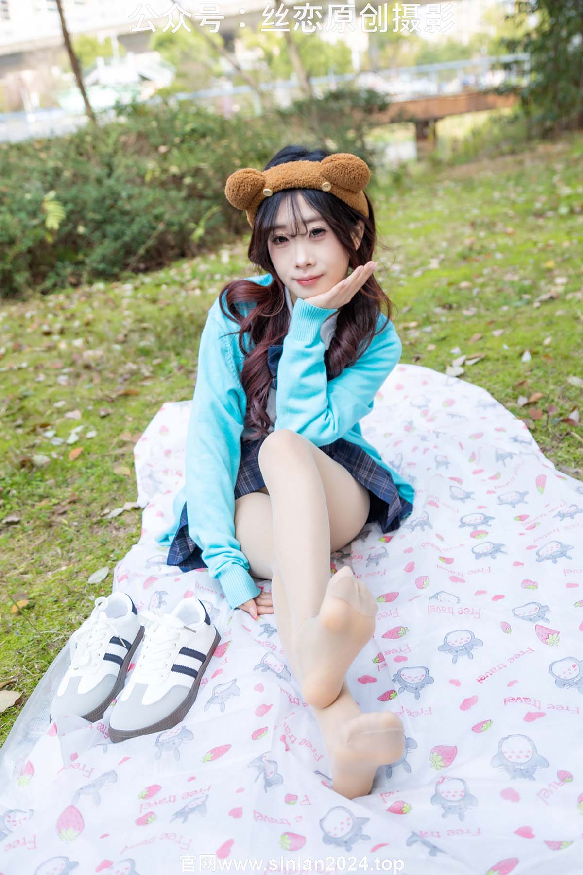 丝恋摄影 NO.014 小梦-蓝色开衫 jk短裙 肉色丝袜 白色帆布鞋 预览图 - 1 丝恋摄影 NO.014 小梦-蓝色开衫 jk短裙 肉色丝袜 白色帆布鞋 预览图 - 1